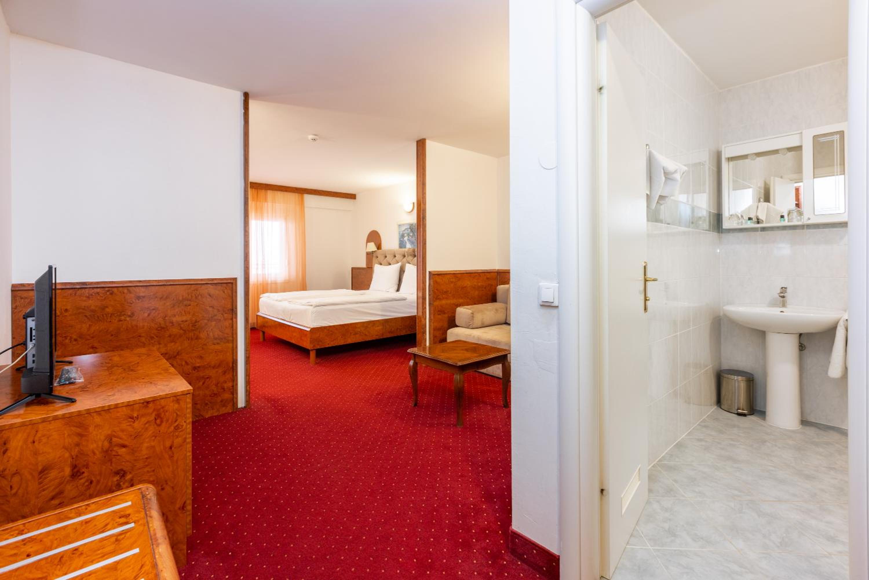 Comfort Junior Suite with Sea View and Balcony - Photo 3