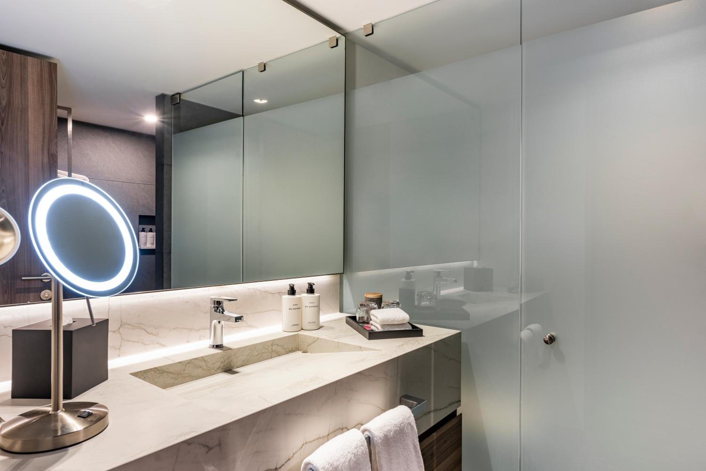 Double Room with Two Double Beds and City View  - Photo 7