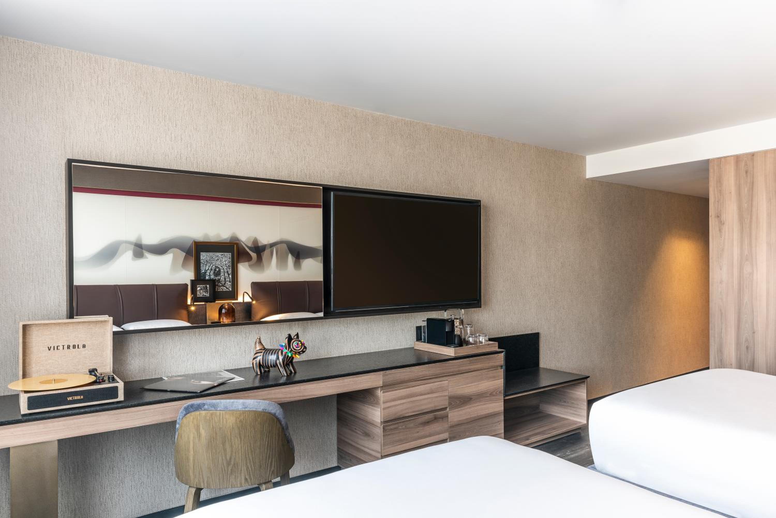 Double Room with Two Double Beds and City View  - Photo 4