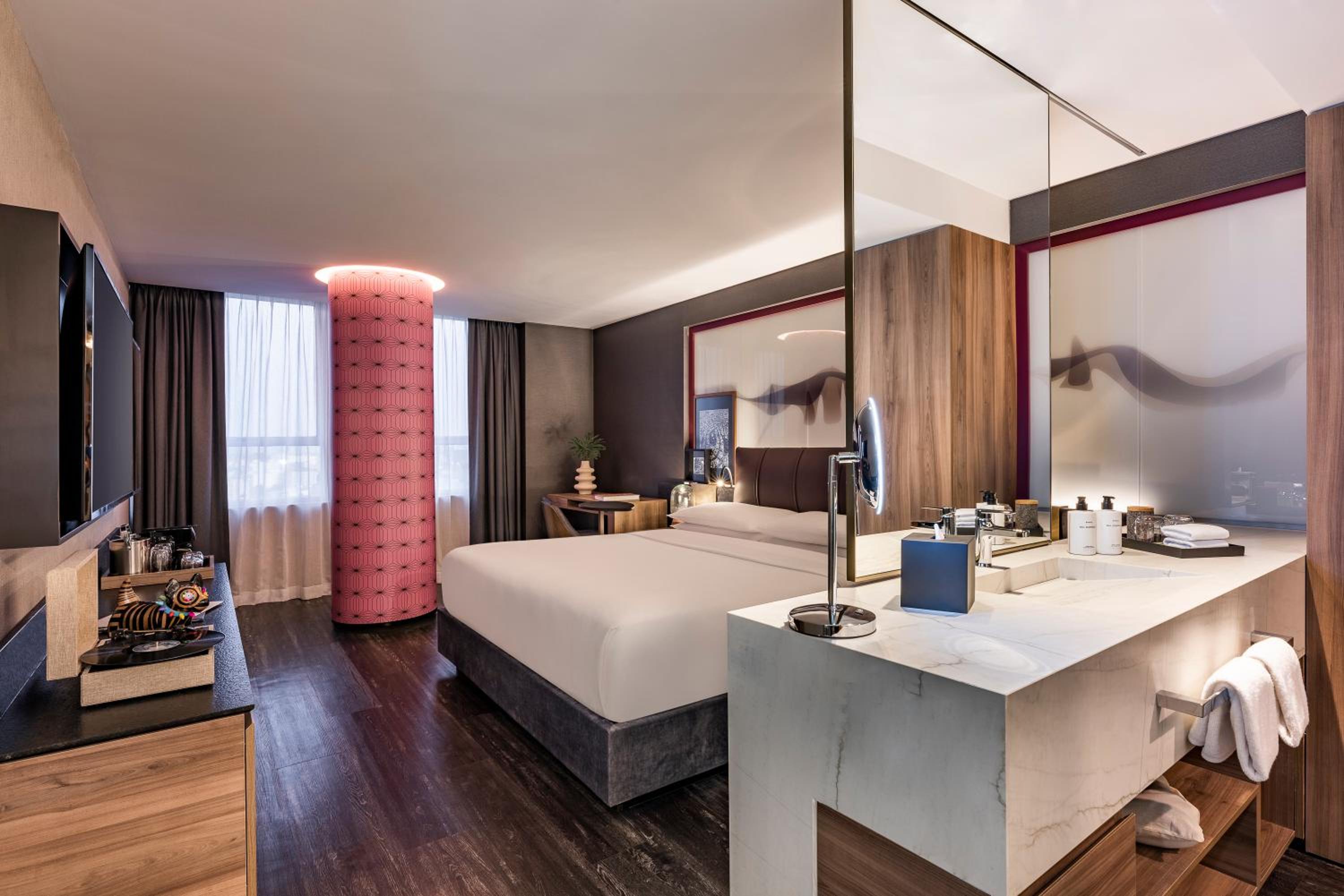 King Room with City View - Photo 4