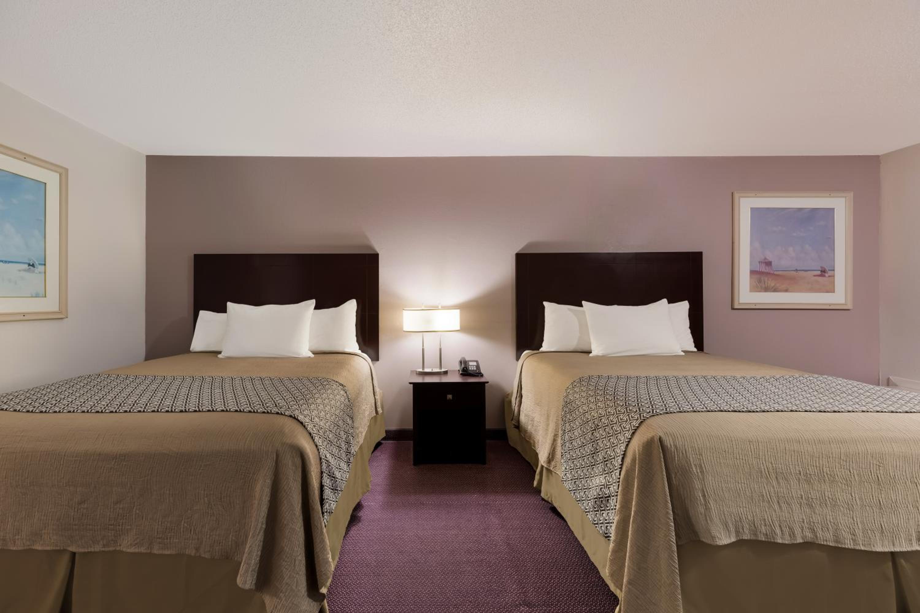 Queen Room with Two Queen Beds - Non-Smoking photo 3