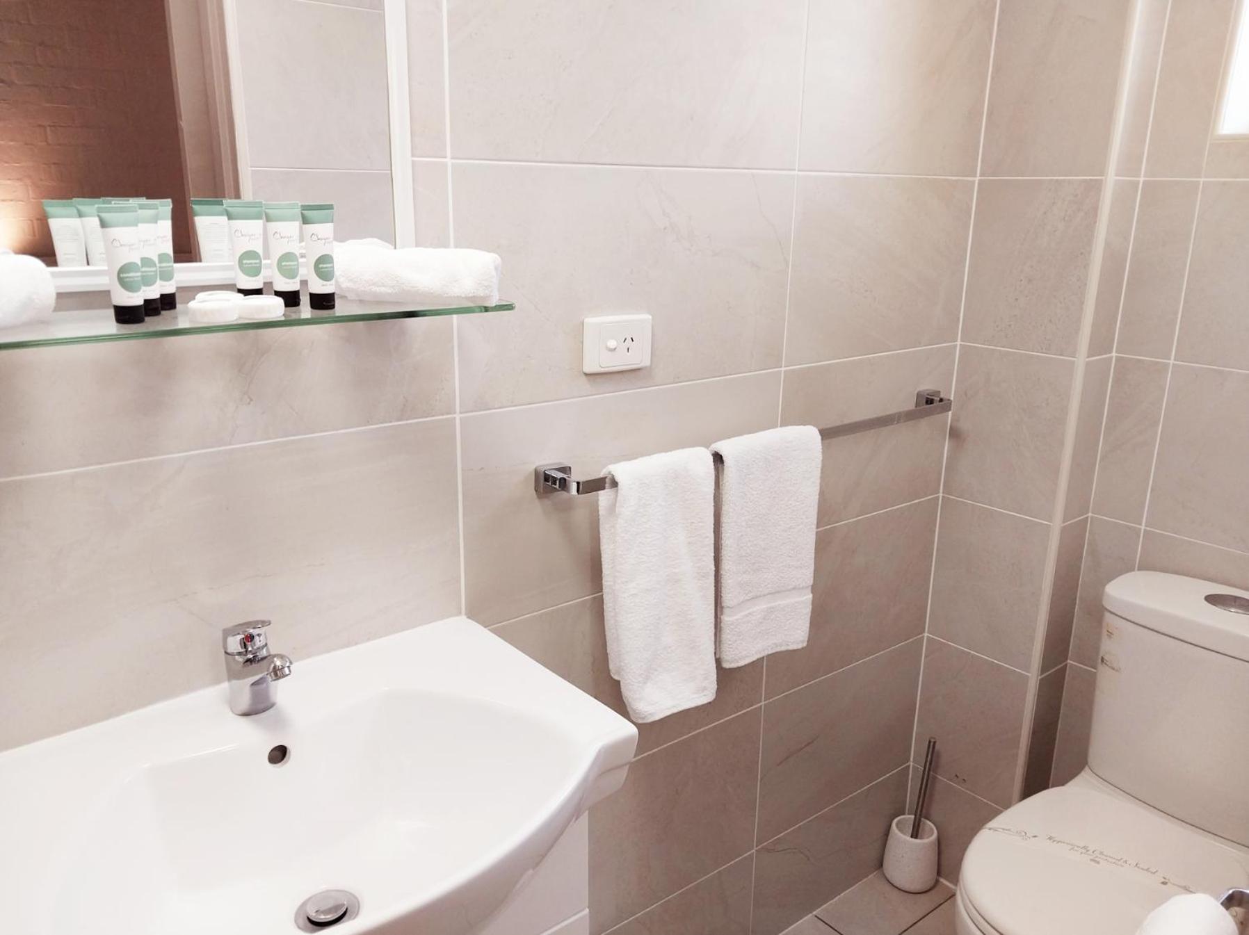 Queen Suite and 2 Singles- Pet Friendly photo 3