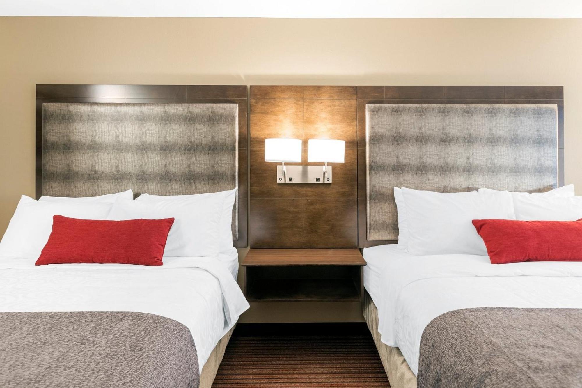 2 QUEEN BEDS-NON SMOKING - Photo 3