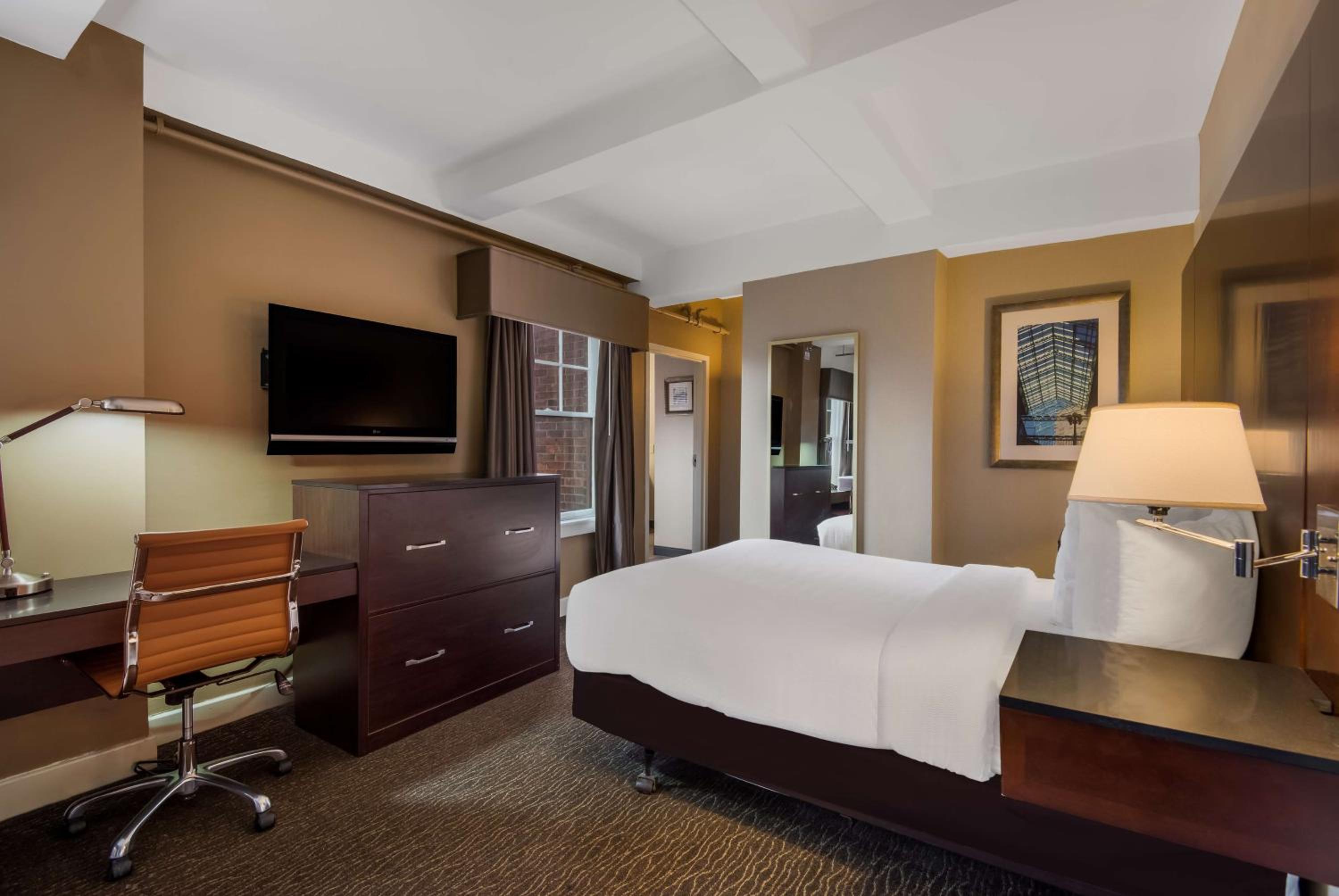 Queen Room with Kitchenette - Non-Smoking - Photo 2