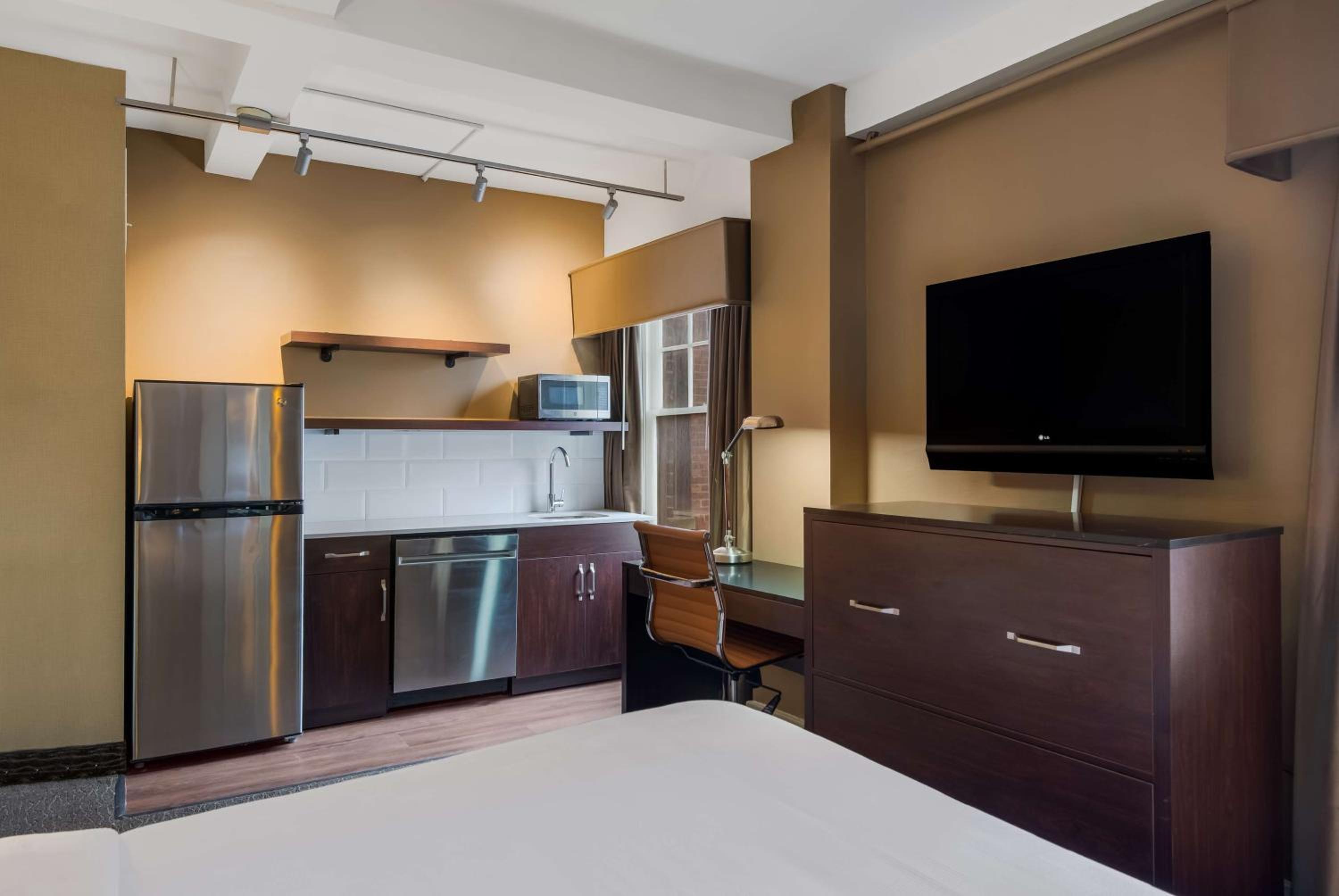 Queen Room with Kitchenette - Non-Smoking - Photo 4