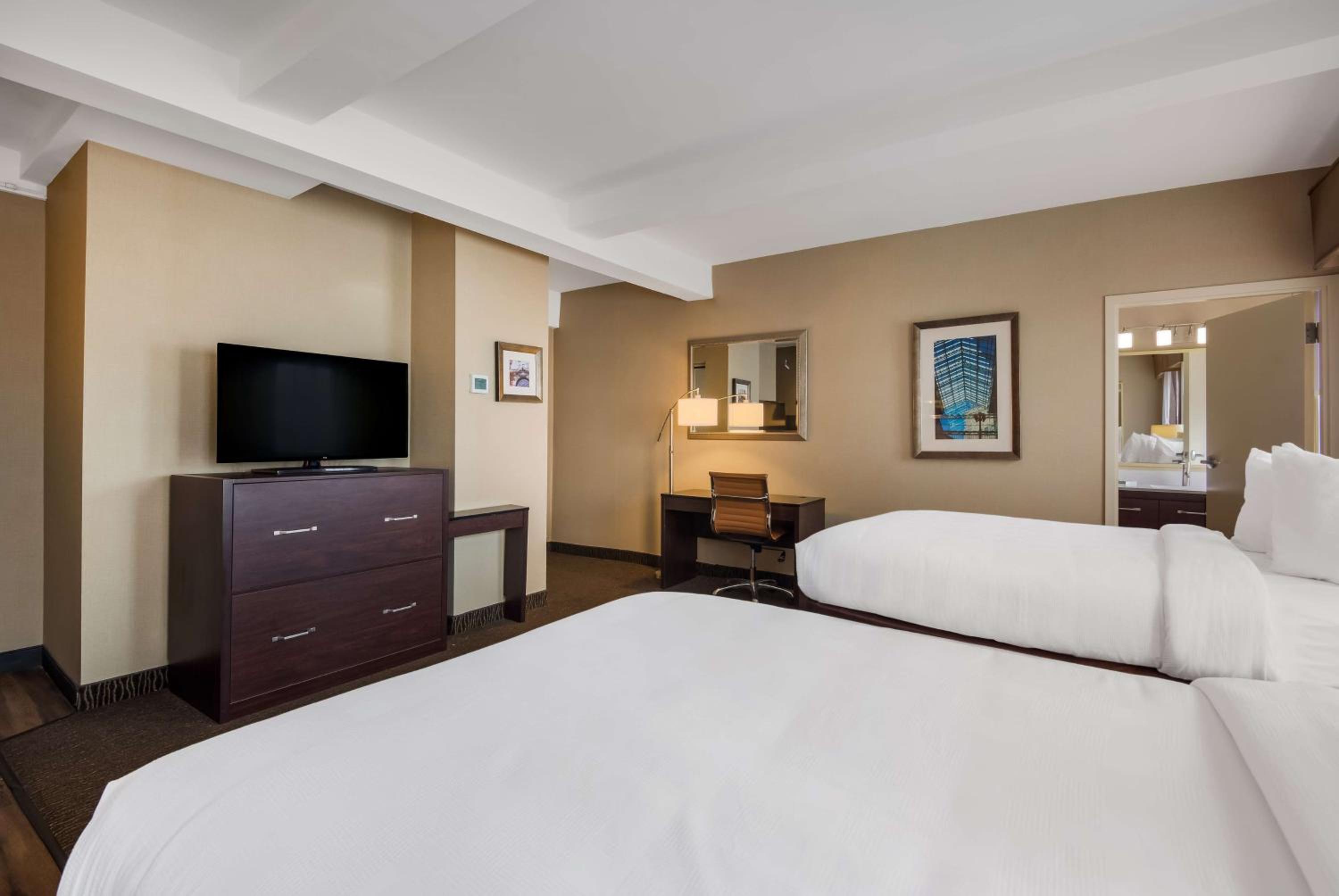 Double Room with Two Double Beds - Non-Smoking - Photo 2