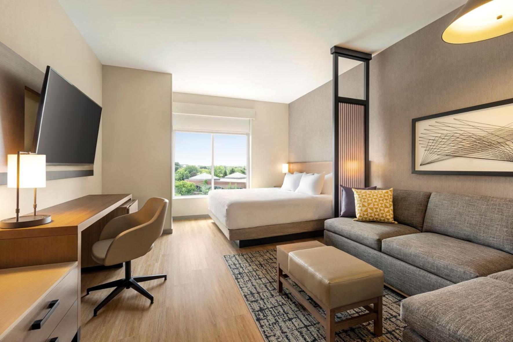 King Room with Sofa Bed - High Floor - Photo 1