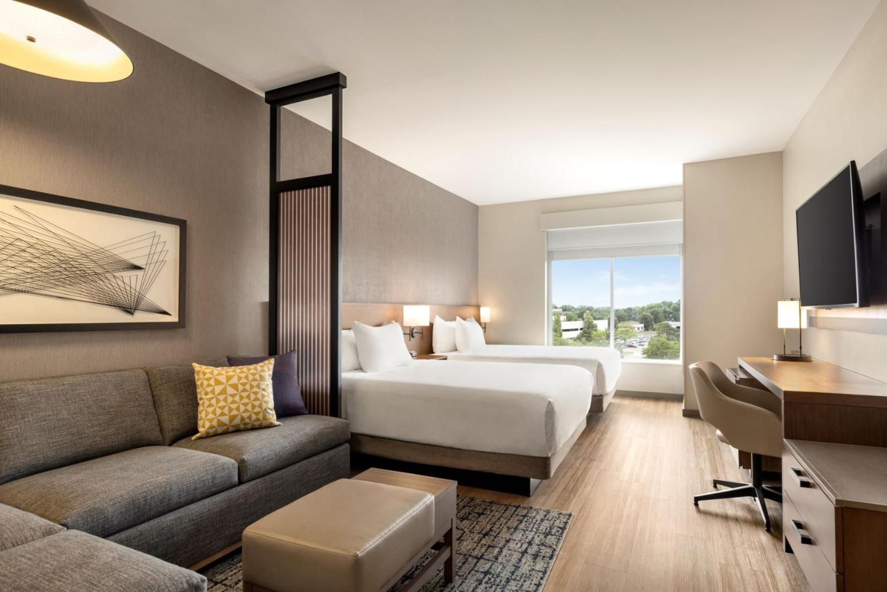 Queen Room with Two Queen Beds and Sofa Bed - High Floor - Photo 1