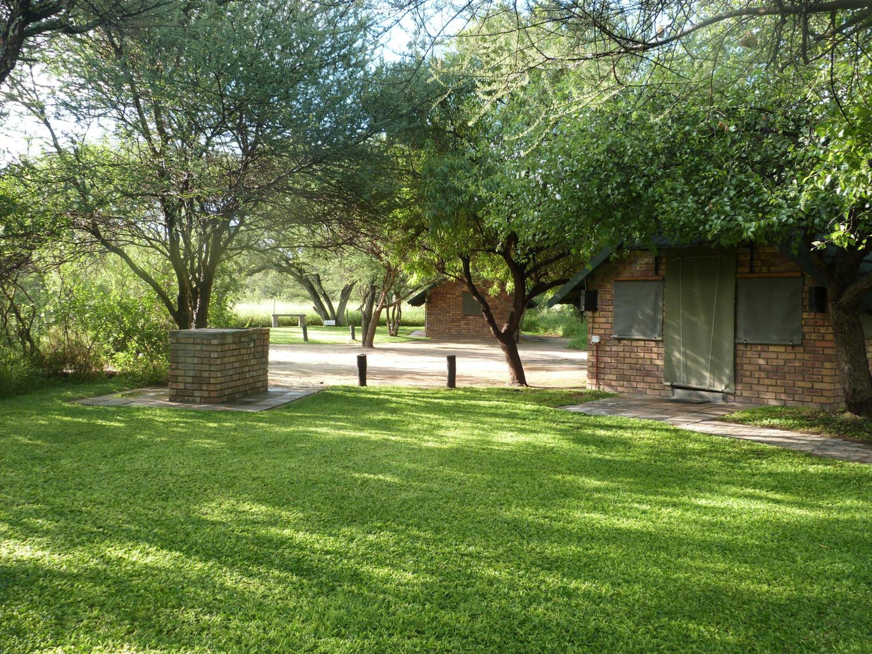 One-Bedroom Chalet with External Shared Bathroom - Campground Chalet photo 2