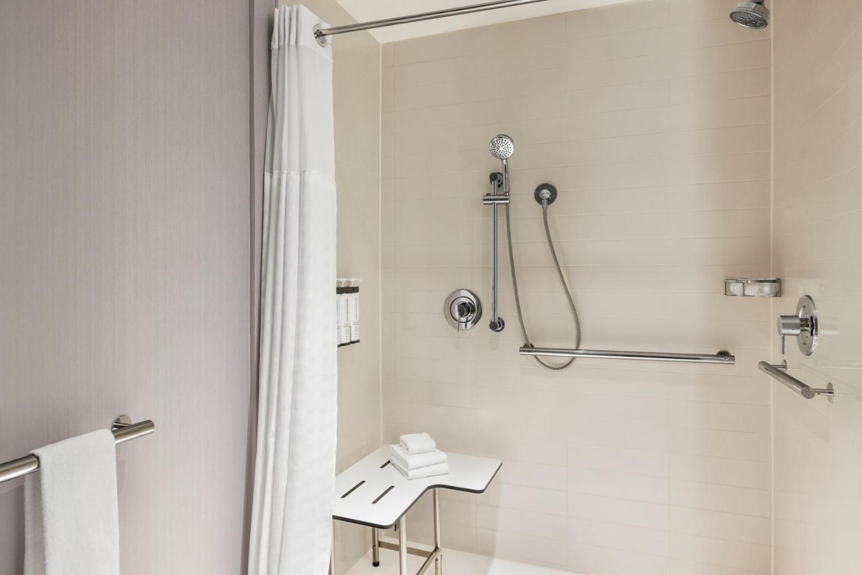 One-Bedroom Suite - Photo 2