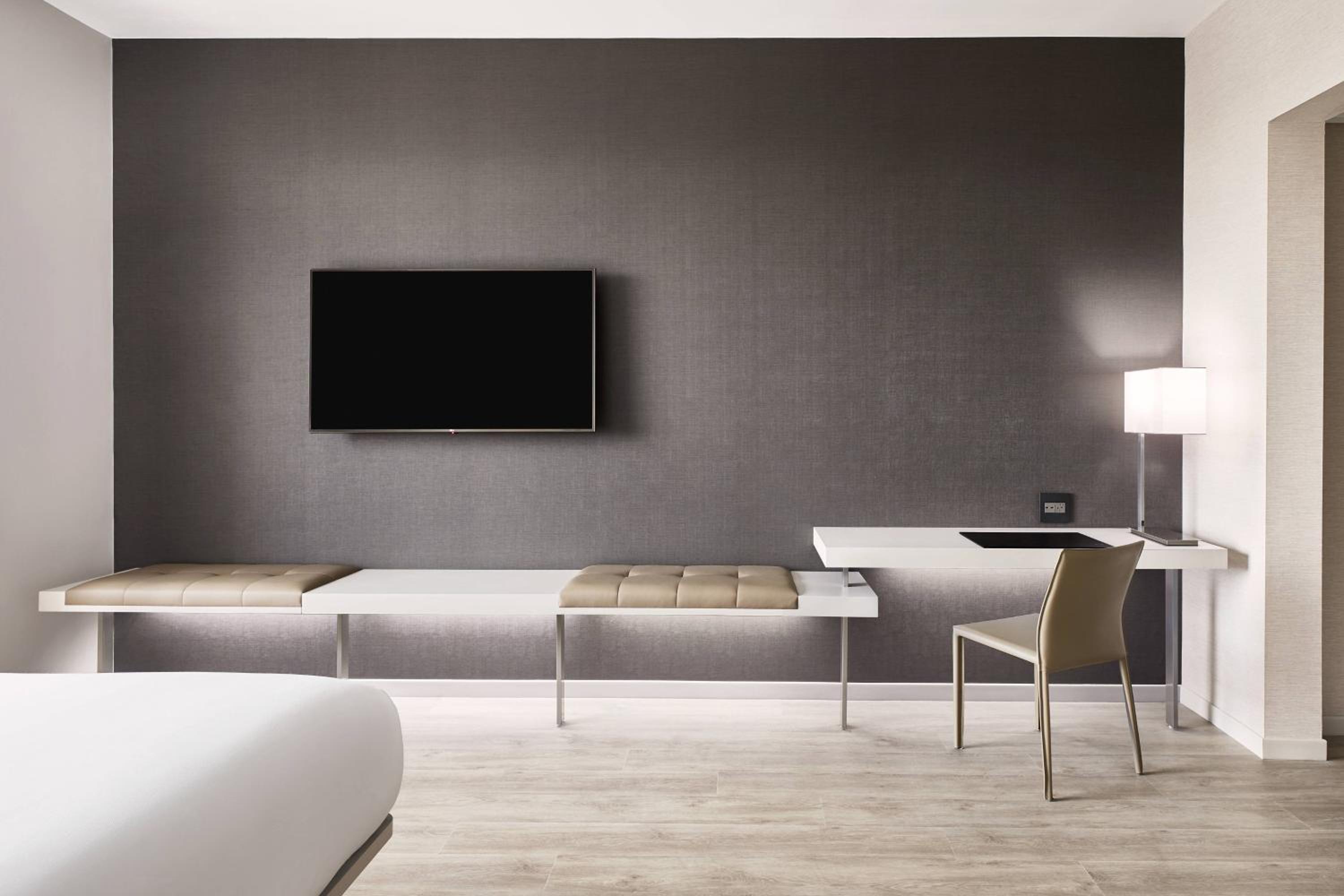 Corner King, Guest room, 1 King, Sofa bed, Corner room - Photo 4