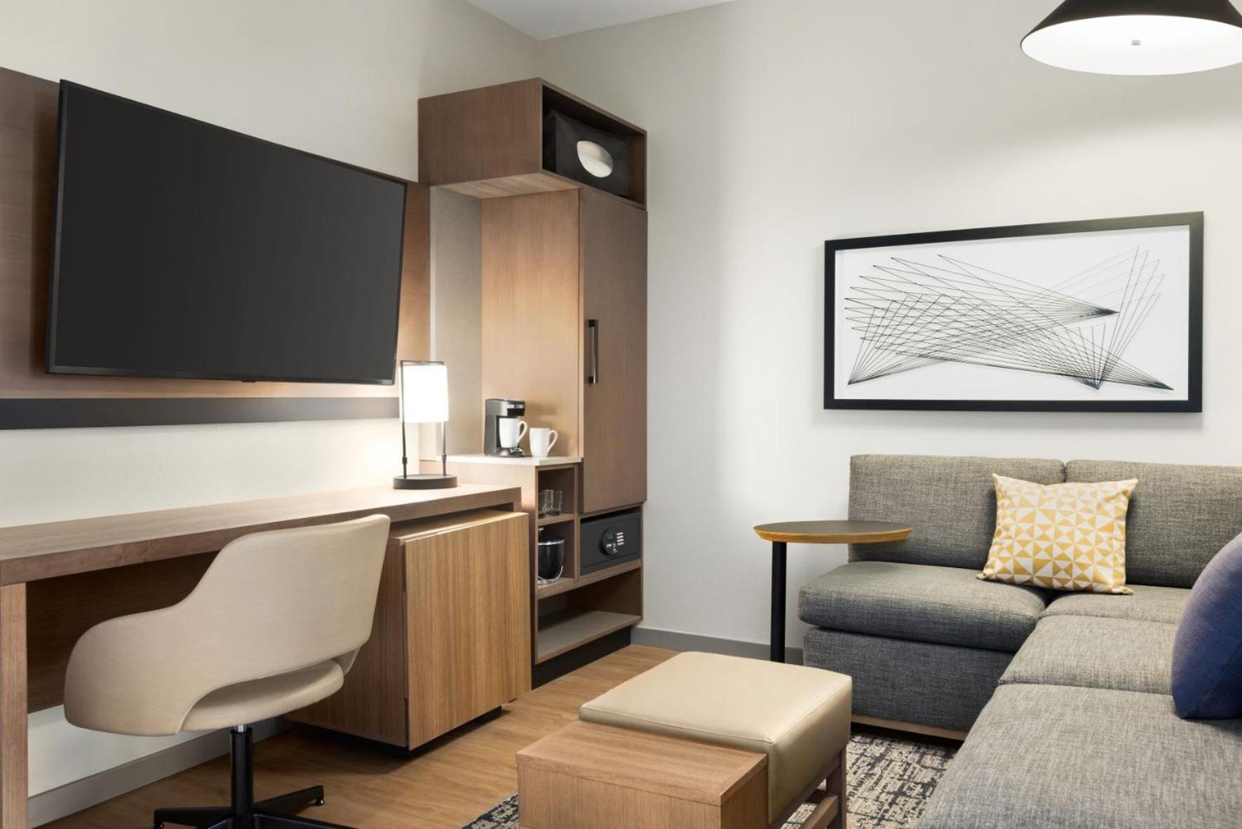Queen Room with Two Queen Beds and Sofa Bed - High Floor - Photo 3