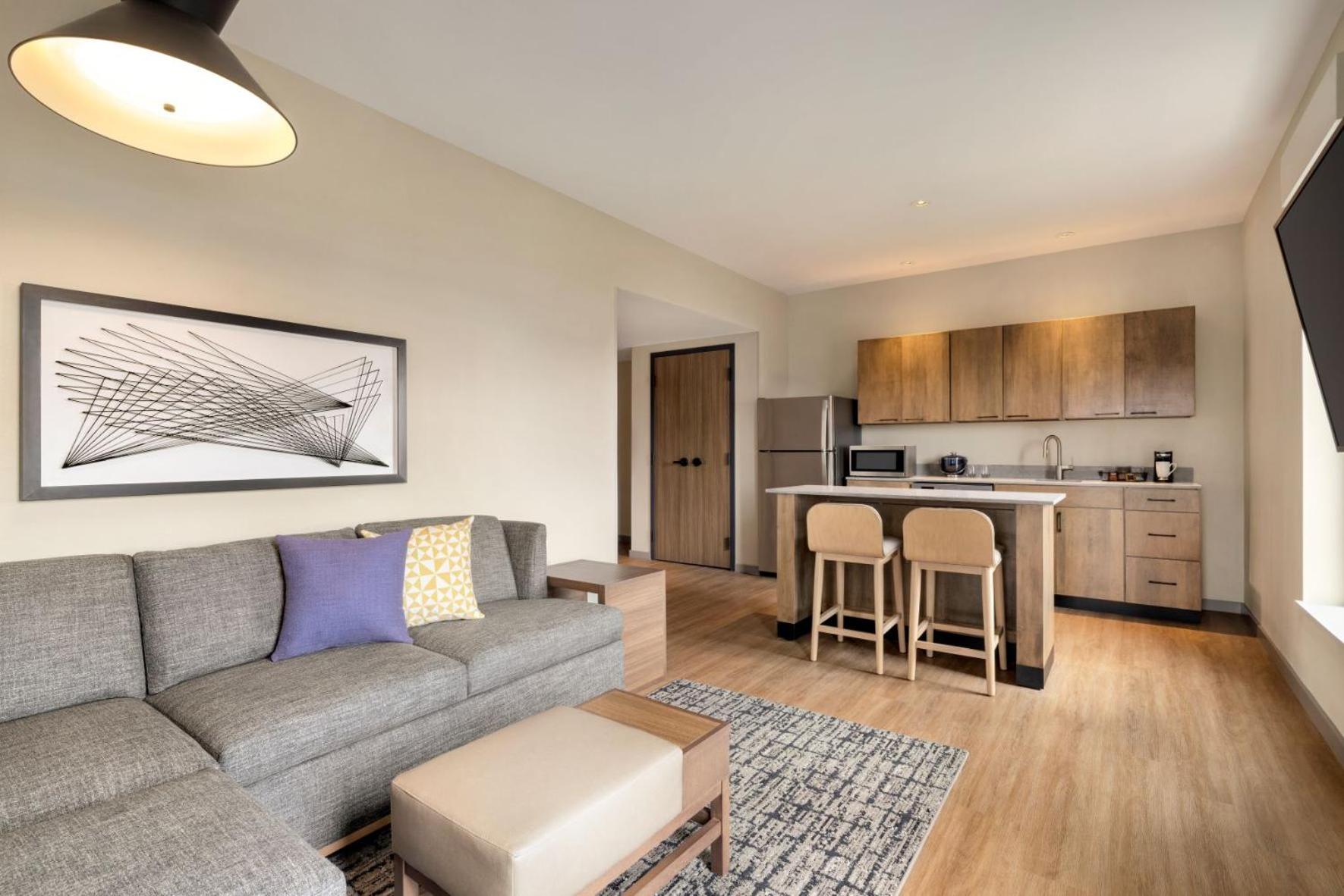 One-Bedroom Suite - Photo 3