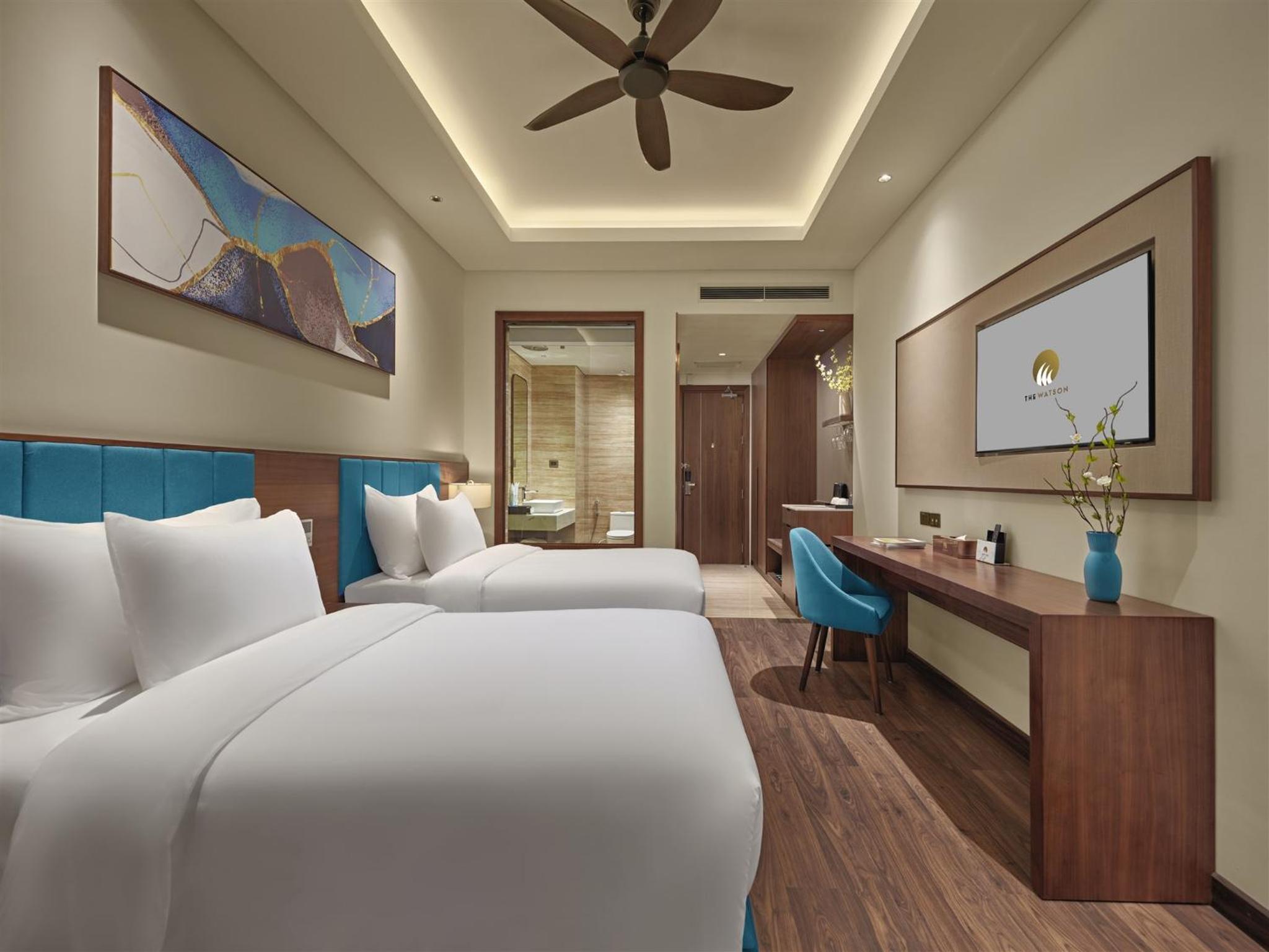 Deluxe Twin Room with City View - Photo 7
