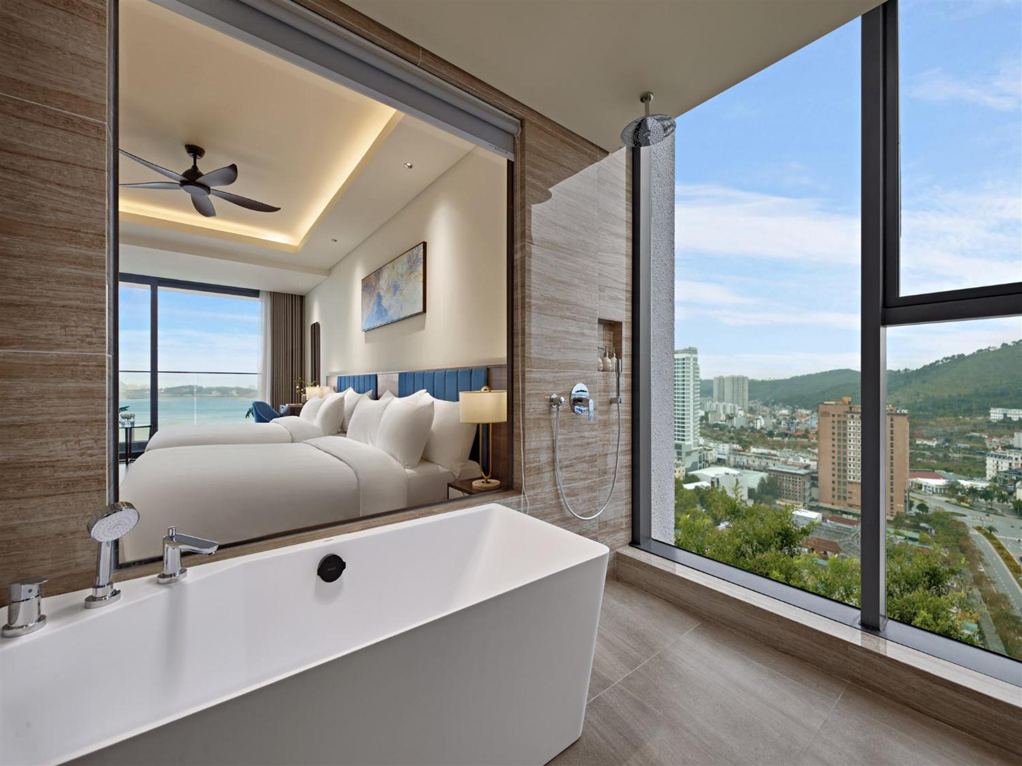 Suite Family Room with Ocean View Balcony - Photo 2