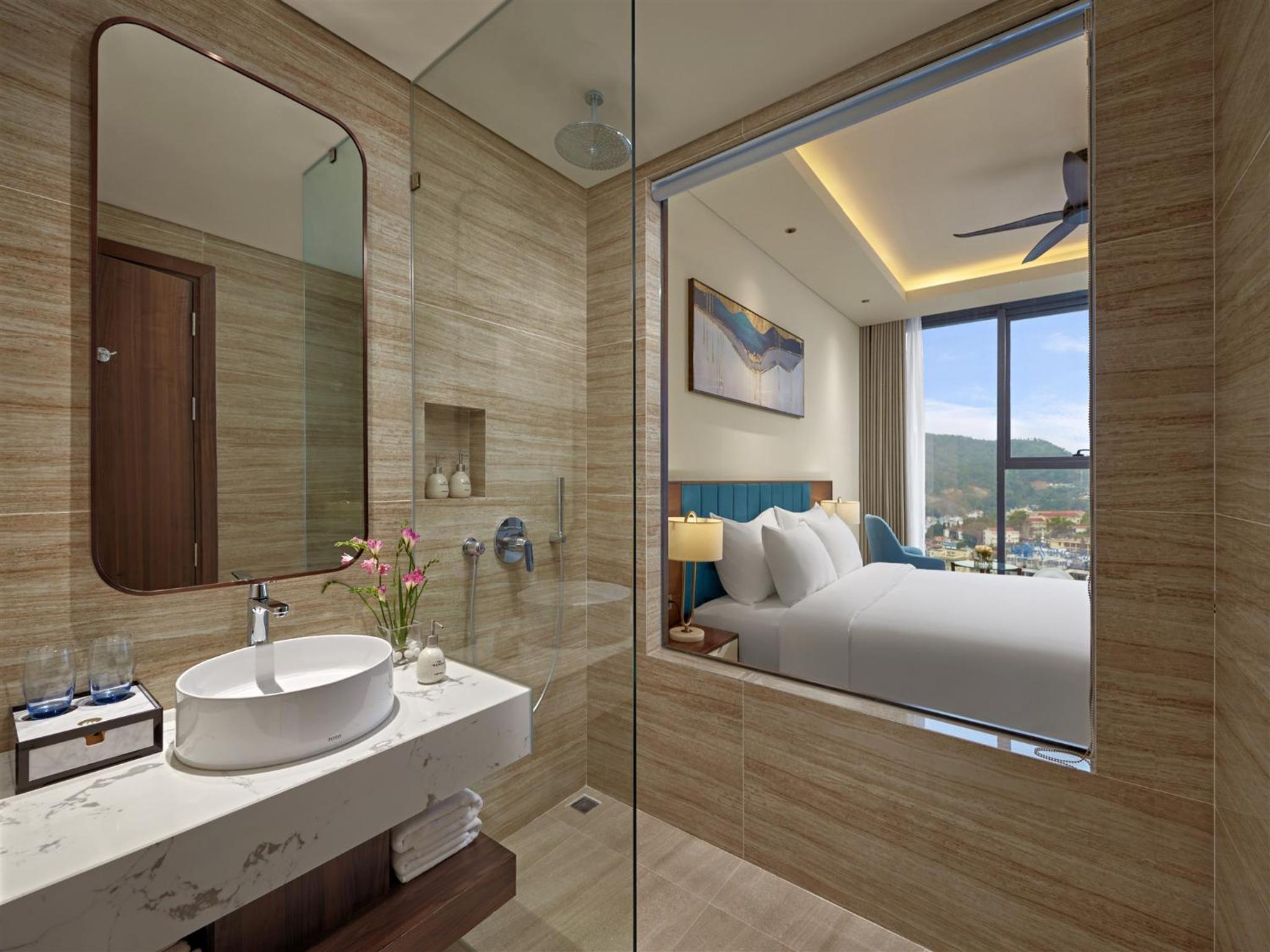 Deluxe Double Room with City View - Photo 6