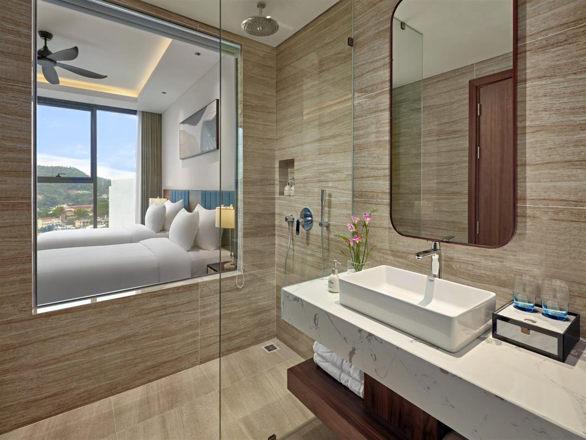 Deluxe Triple Room with City View - Photo 6
