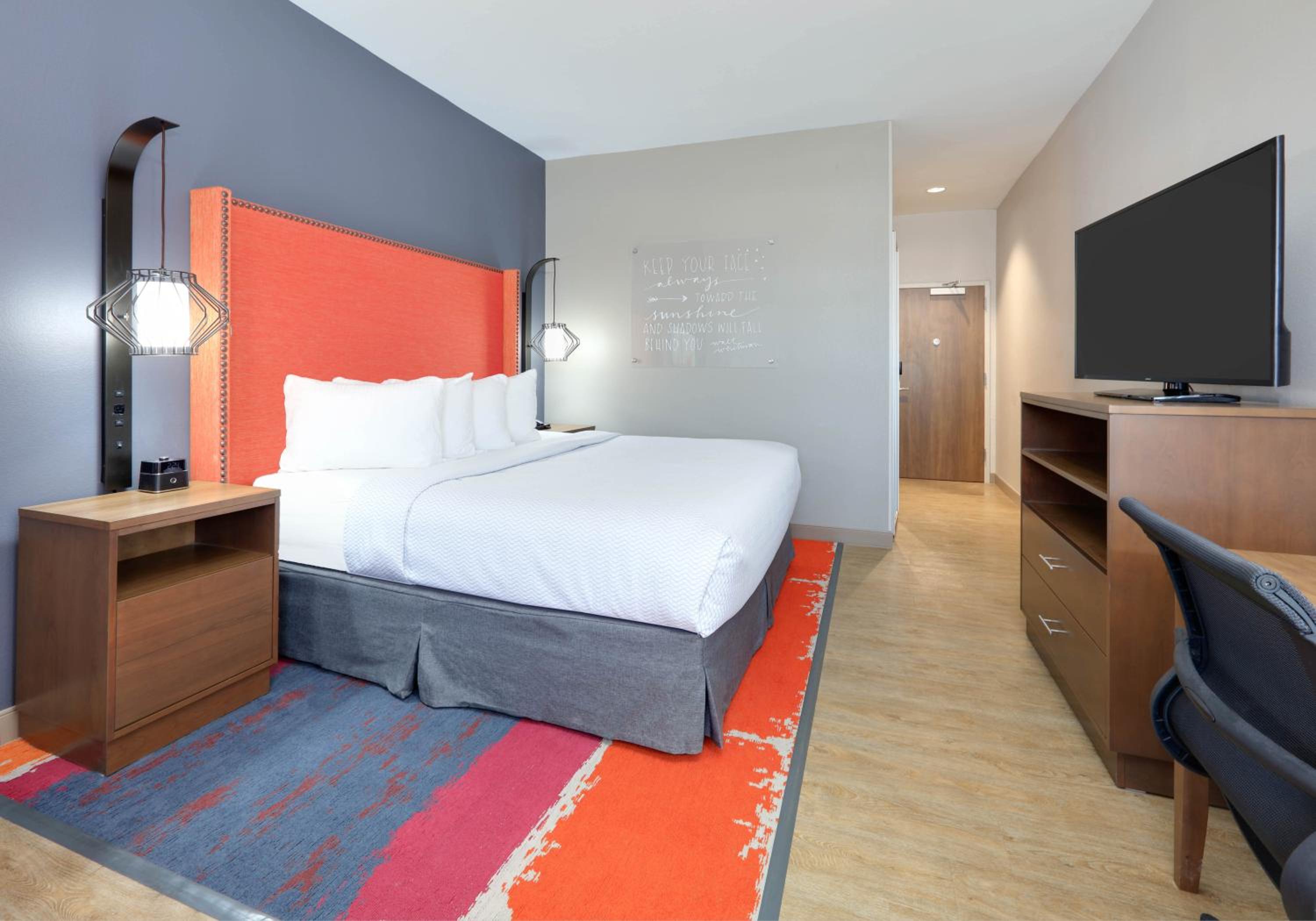 King Room with Bath Tub - Mobility/Hearing Accessible - Non-Smoking at La Quinta Inn & Suites by Wyndham Lakeway in Lakeway