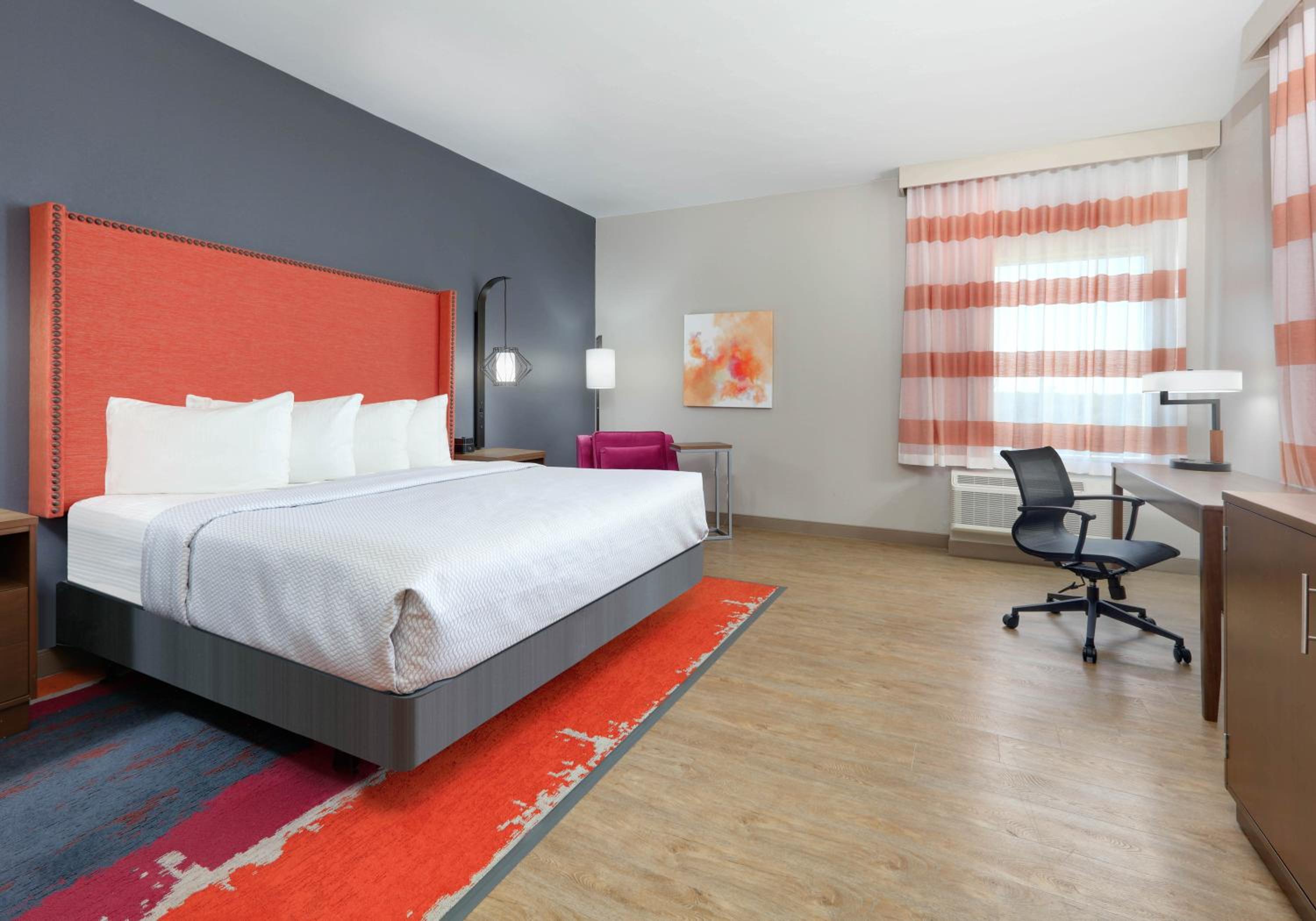 King Room with Bath Tub - Mobility/Hearing Accessible - Non-Smoking - Photo 4