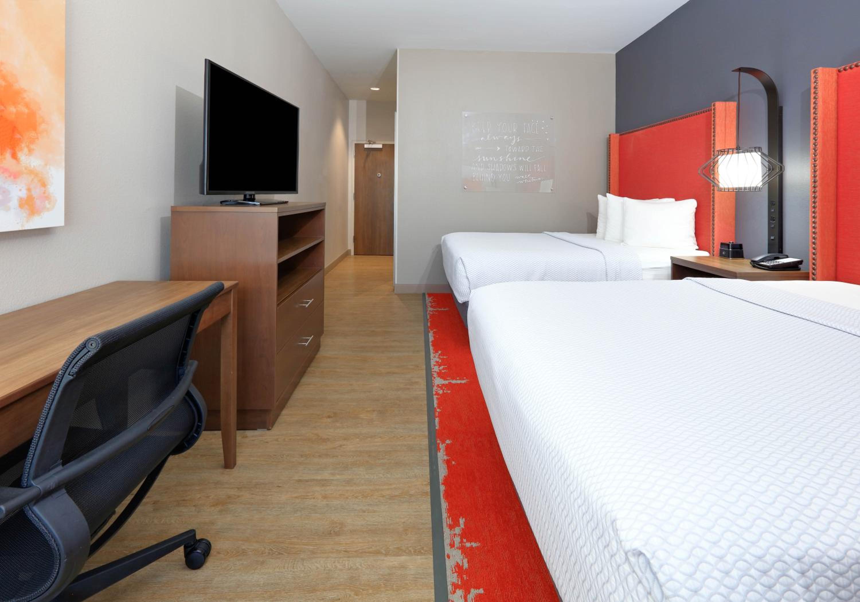 Queen Room with Two Queen Beds - Photo 3