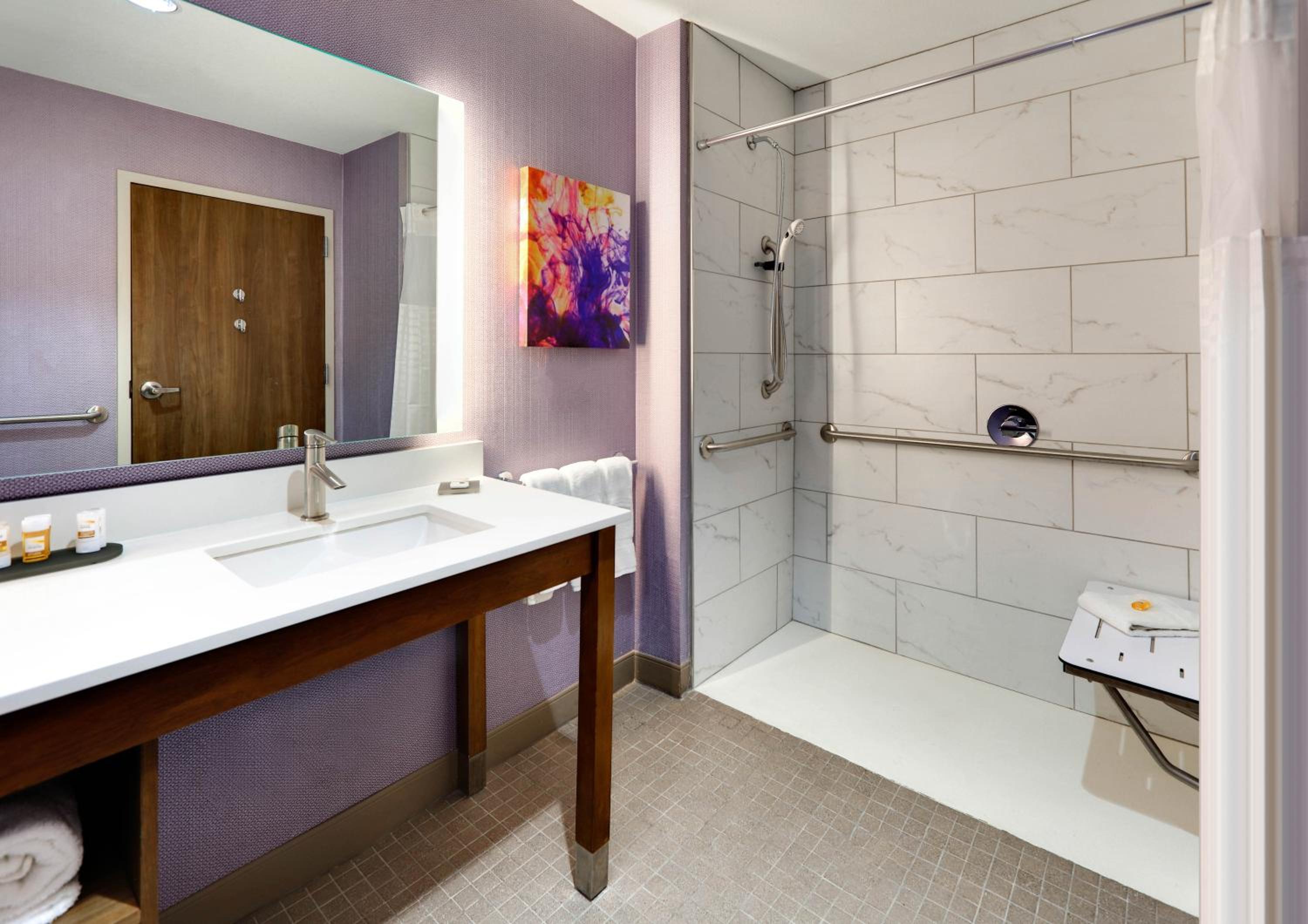 Queen Room with Two Queen Beds and Roll-In Shower - Mobility/Hearing Accessible - Non-Smoking - Photo 3