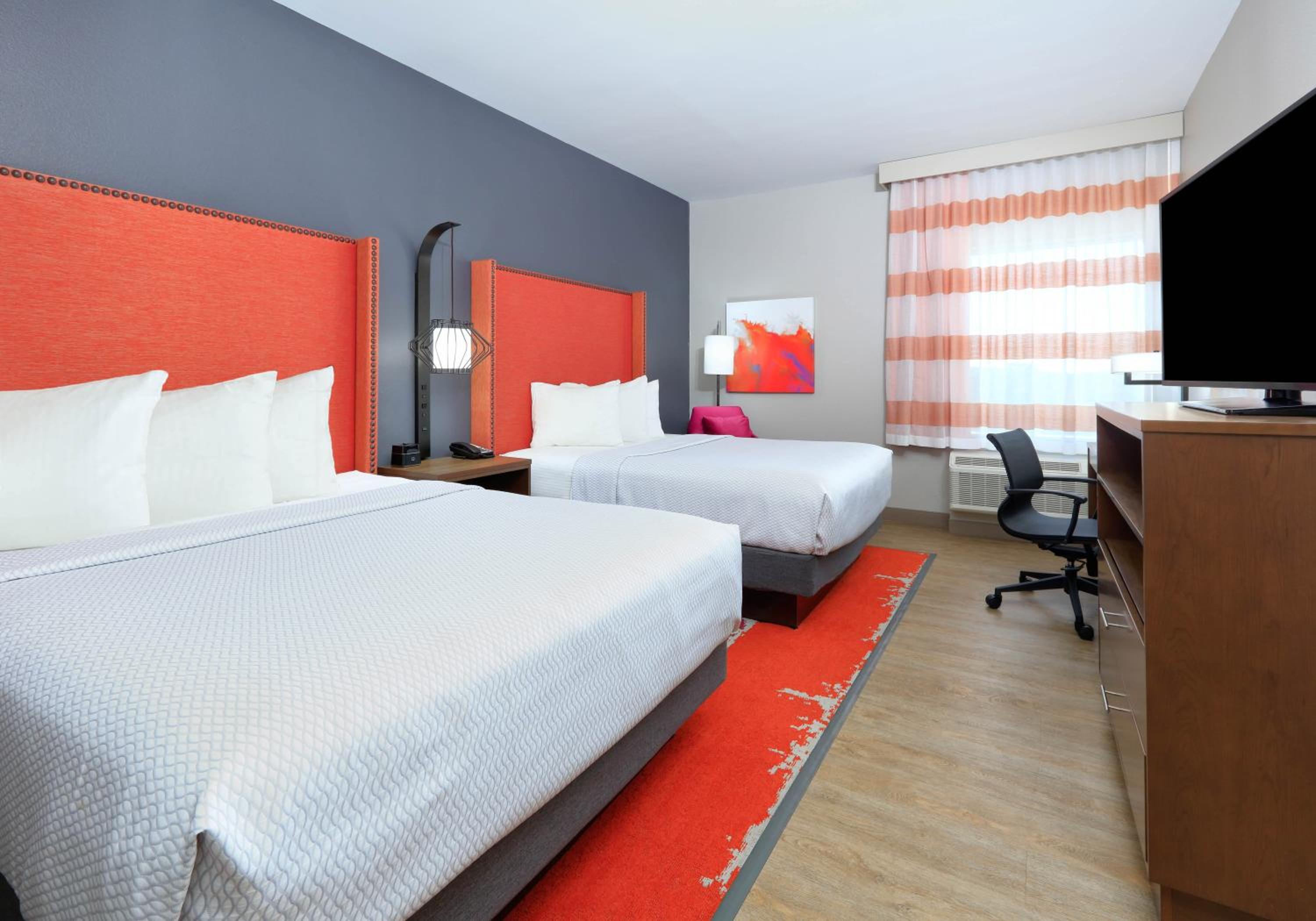 Queen Room with Two Queen Beds and Roll-In Shower - Mobility/Hearing Accessible - Non-Smoking - Photo 4