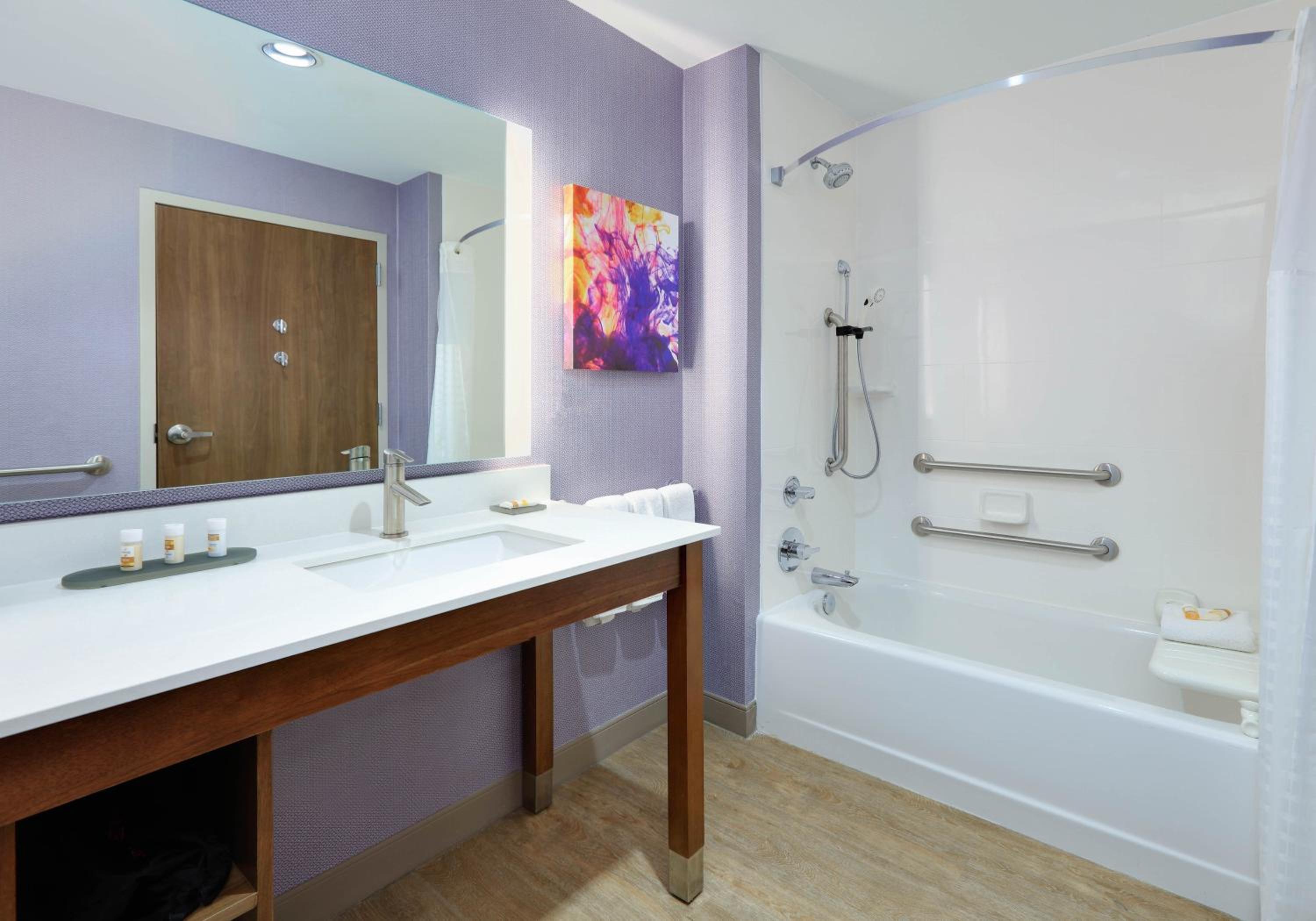 Deluxe King Room with Bath Tub - Mobility/Hearing Accessible - Non-Smoking - Photo 4