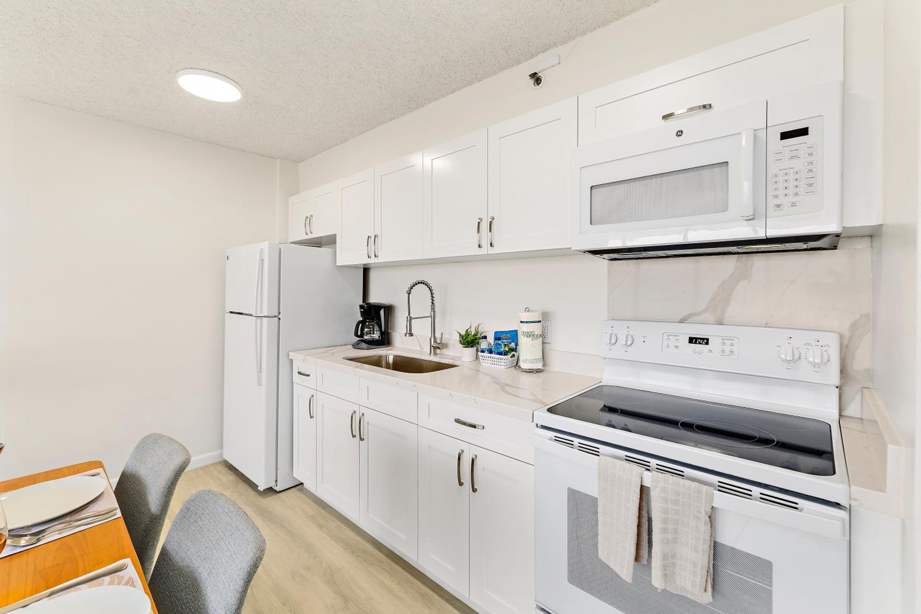 Waikiki Banyan condo - pool, sauna & beach access: Apartment with Mountain View photo