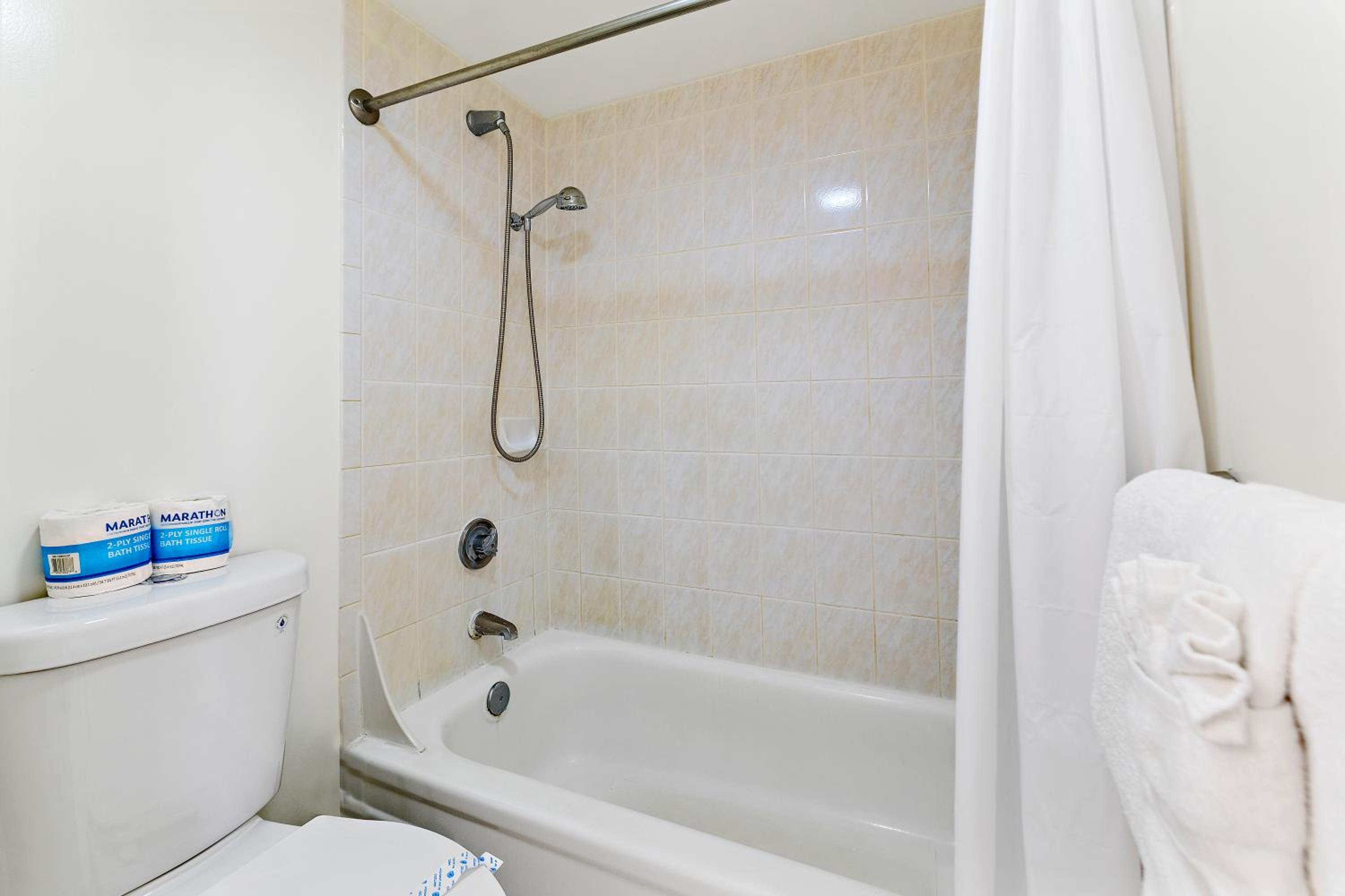 Waikiki Banyan condo - pool, sauna & beach access: Apartment with Mountain View photo