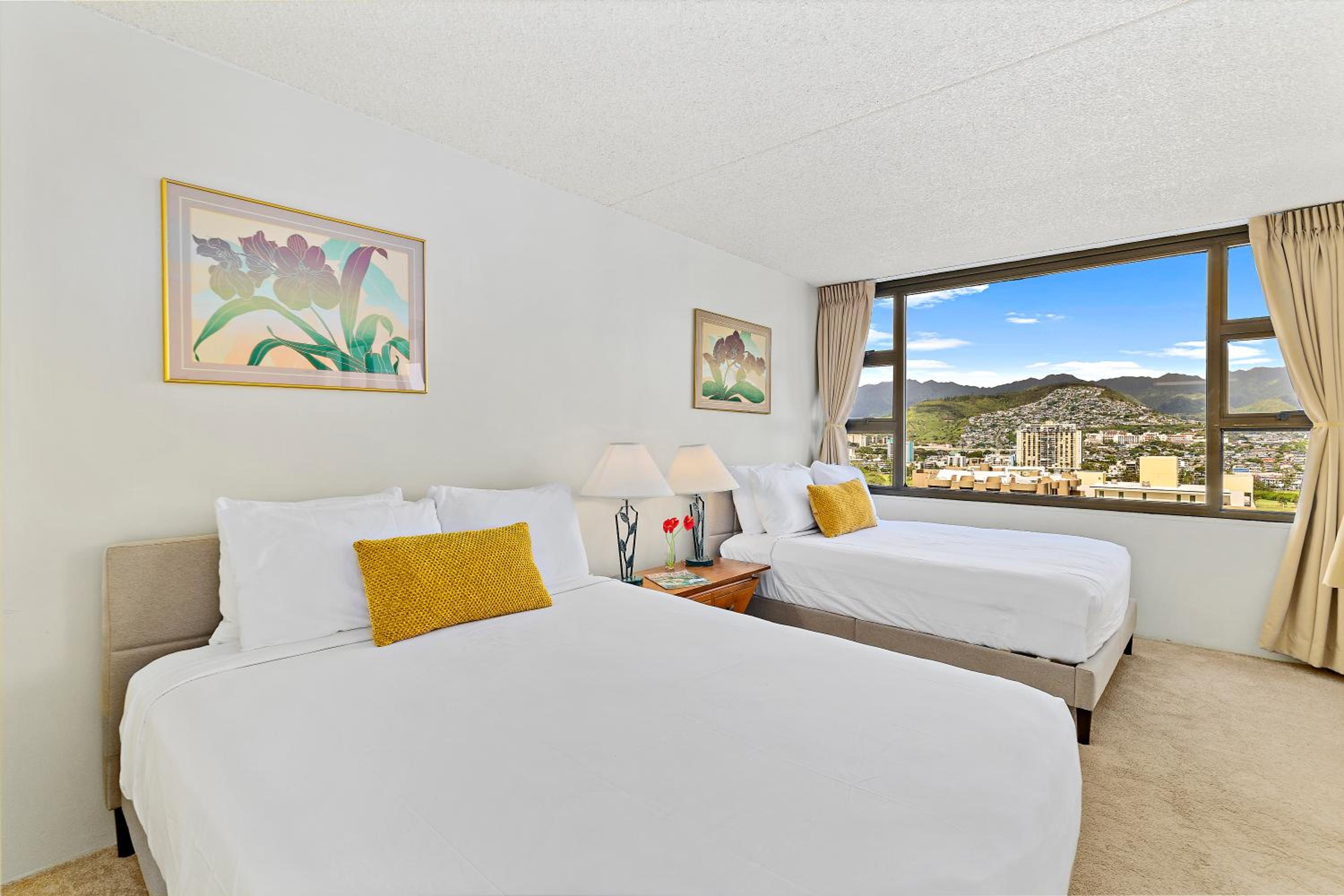 Waikiki Banyan condo - pool, sauna & beach access: Apartment with Mountain View photo