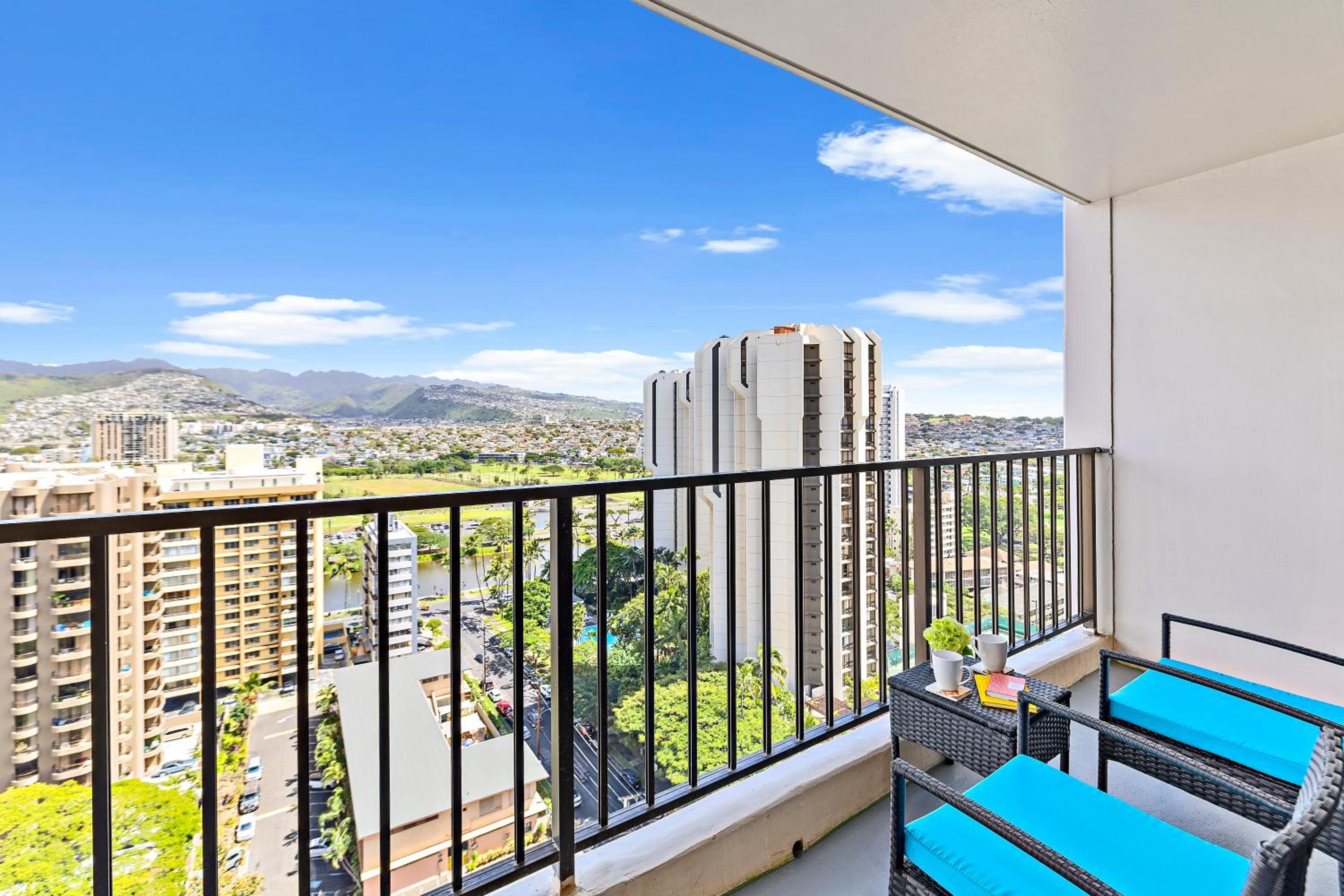 Waikiki Banyan condo - pool, sauna & beach access: Apartment with Mountain View photo
