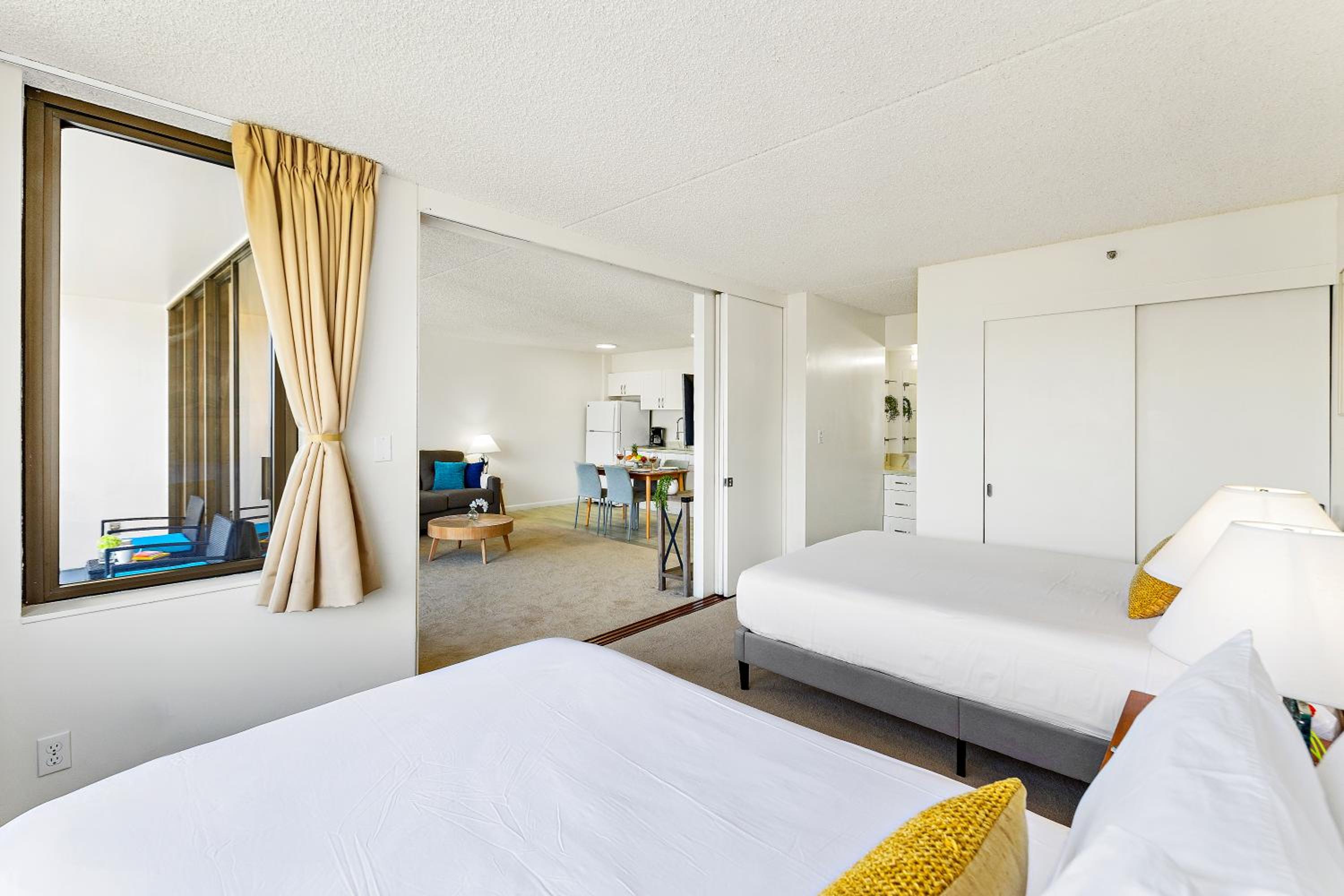 Waikiki Banyan condo - pool, sauna & beach access: Apartment with Mountain View photo