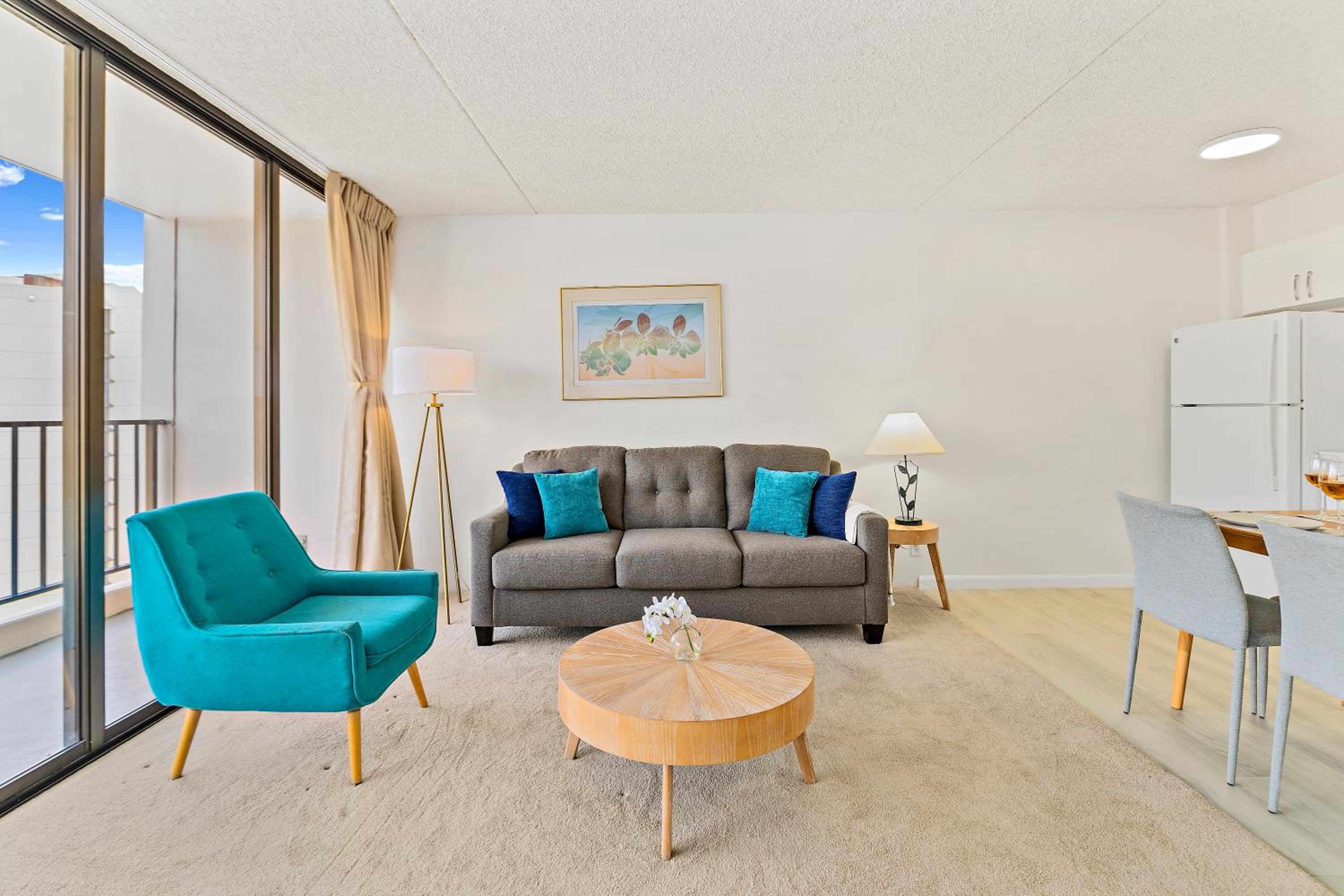 Waikiki Banyan condo - pool, sauna & beach access: Apartment with Mountain View photo