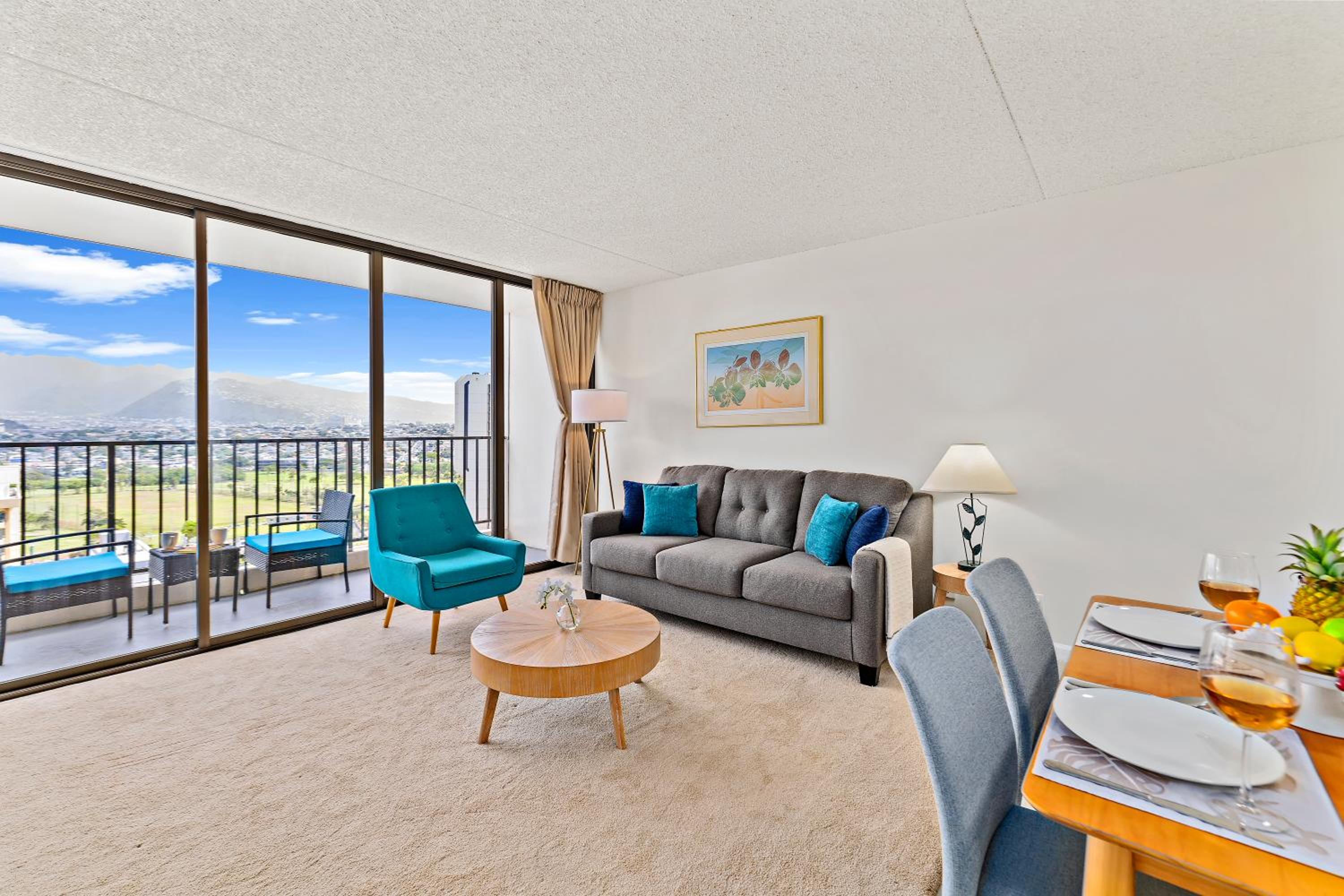 Waikiki Banyan condo - pool, sauna & beach access: Apartment with Mountain View photo