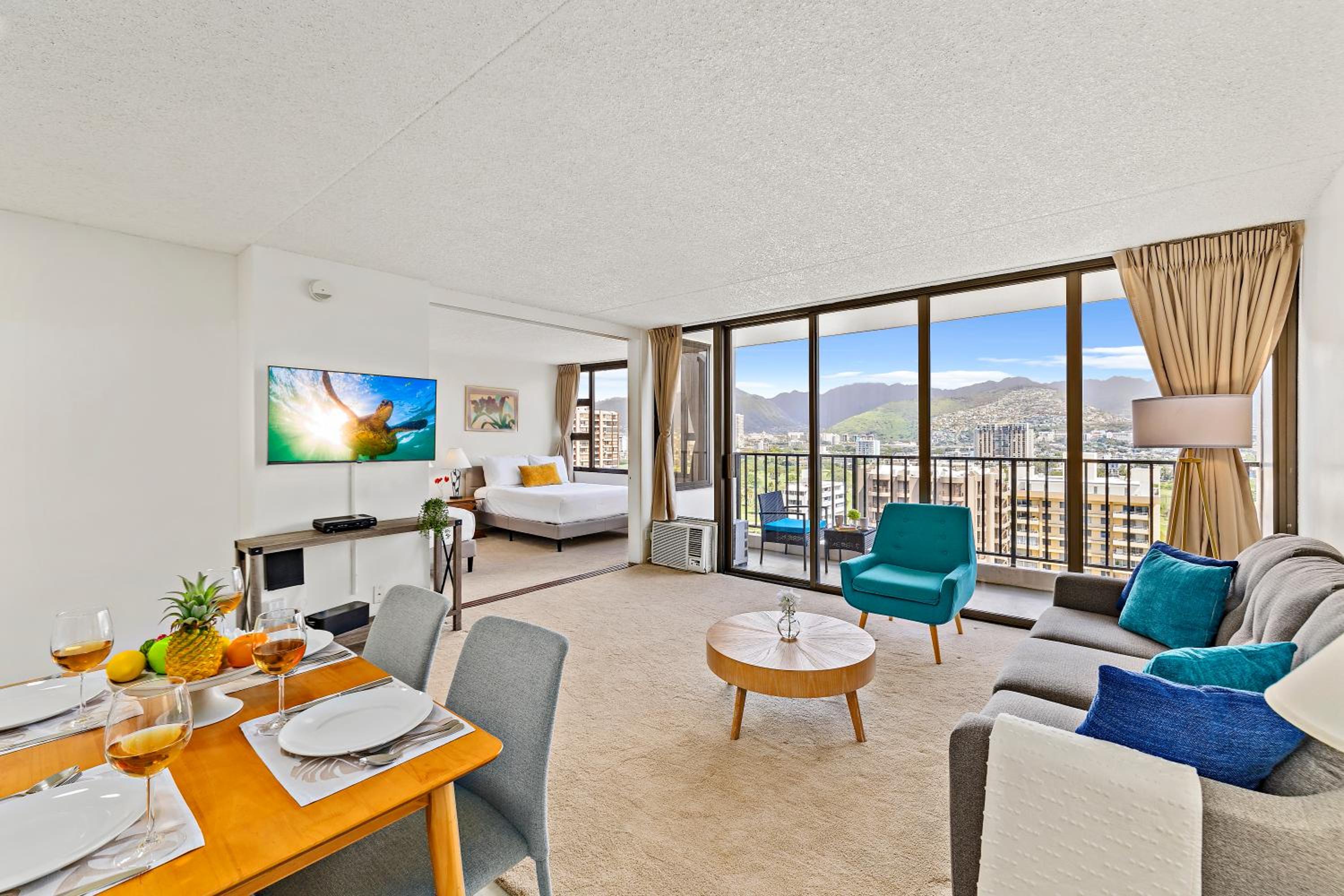 Waikiki Banyan condo - pool, sauna & beach access: hotel room photo