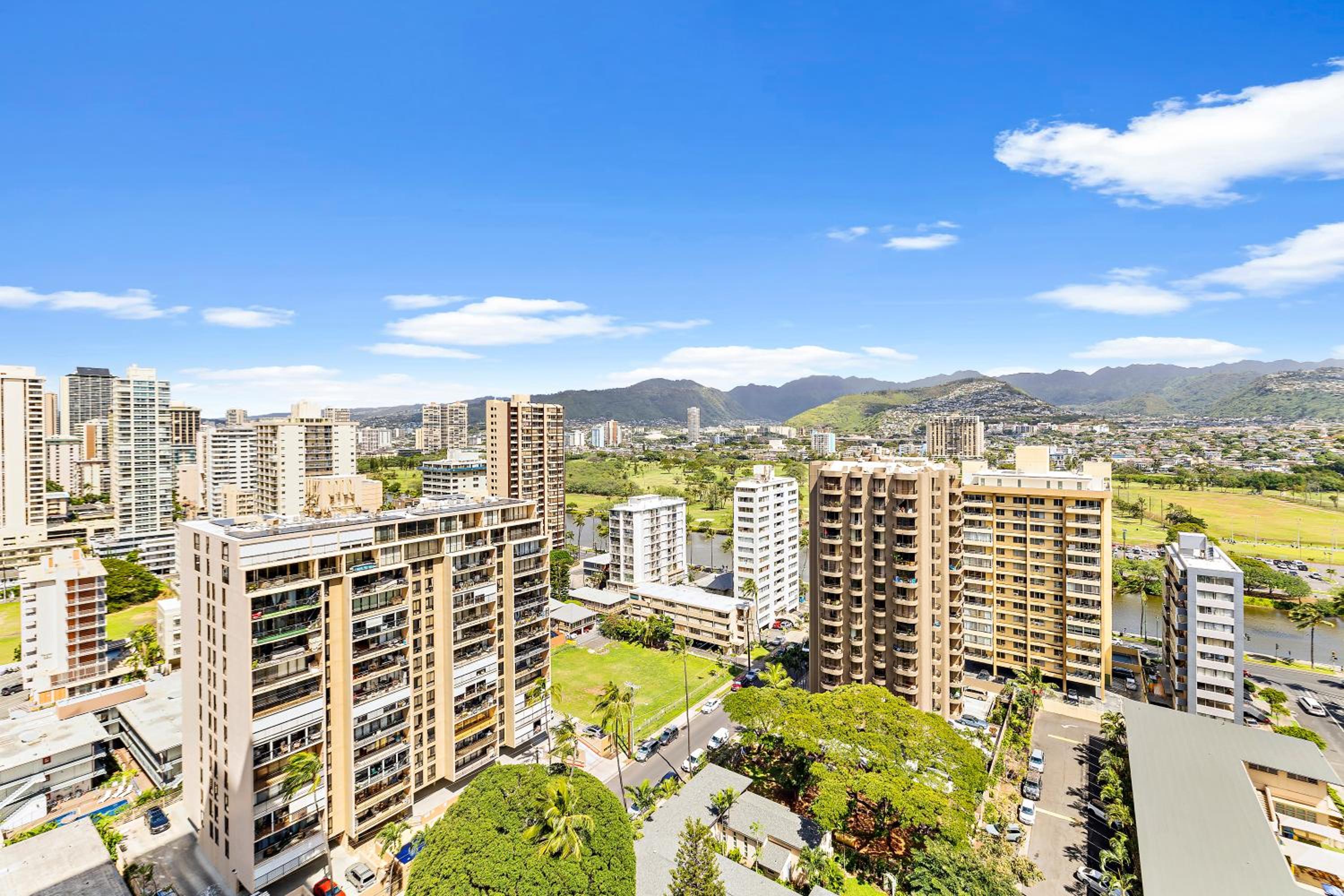 Waikiki Banyan condo - pool, sauna & beach access: Apartment with Mountain View photo