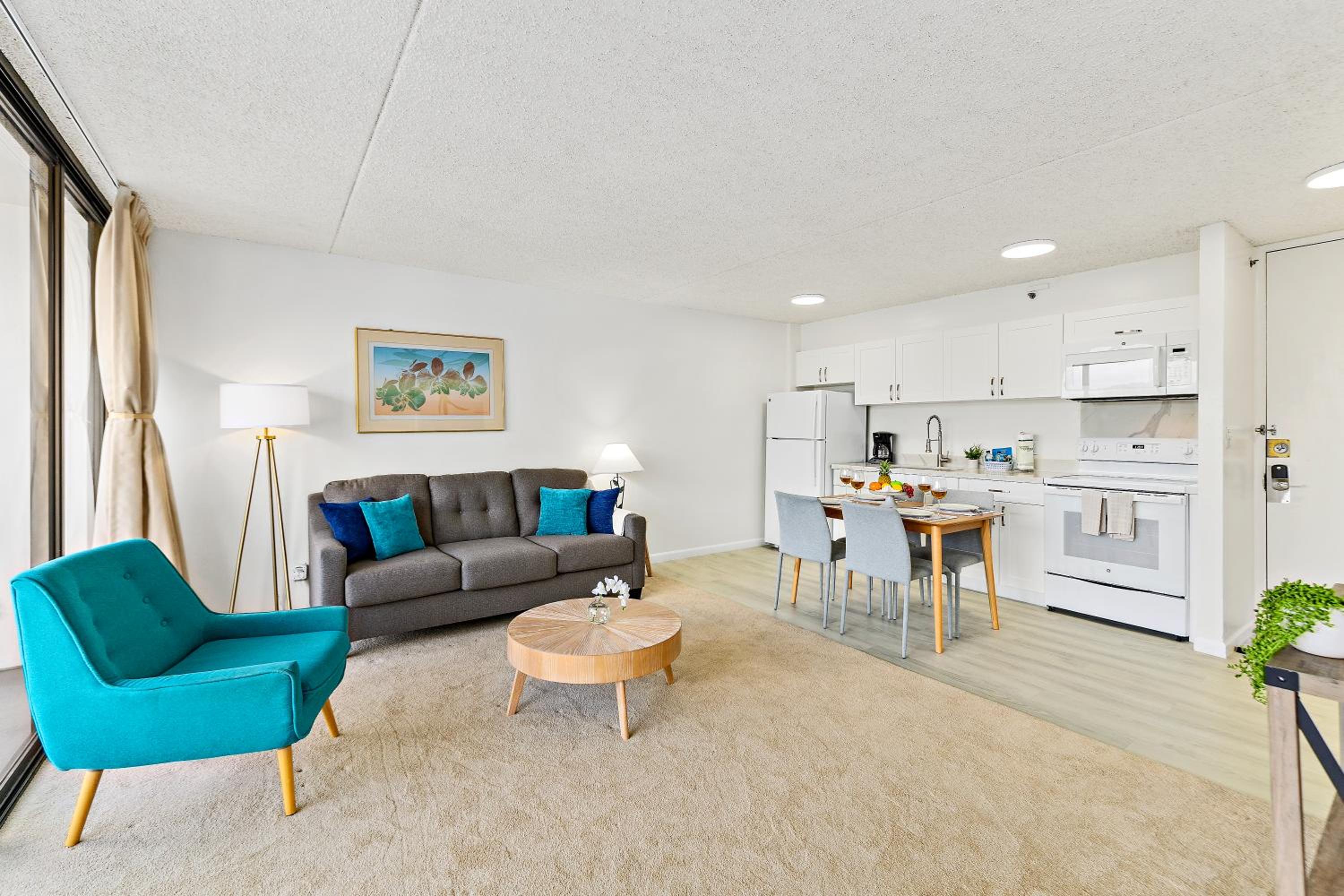 Waikiki Banyan condo - pool, sauna & beach access: Apartment with Mountain View photo