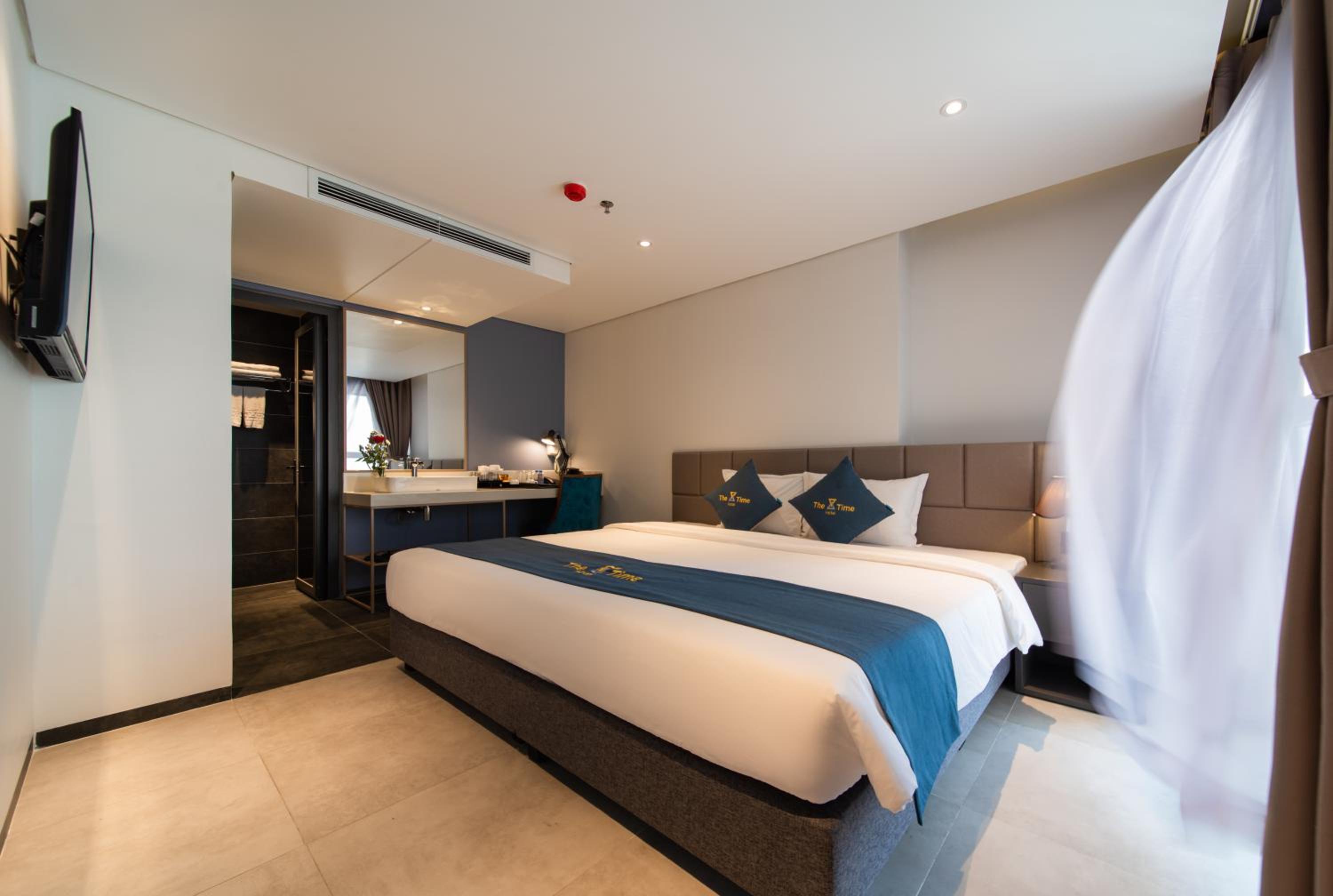 Deluxe Double or Twin Room with City View - Photo 10