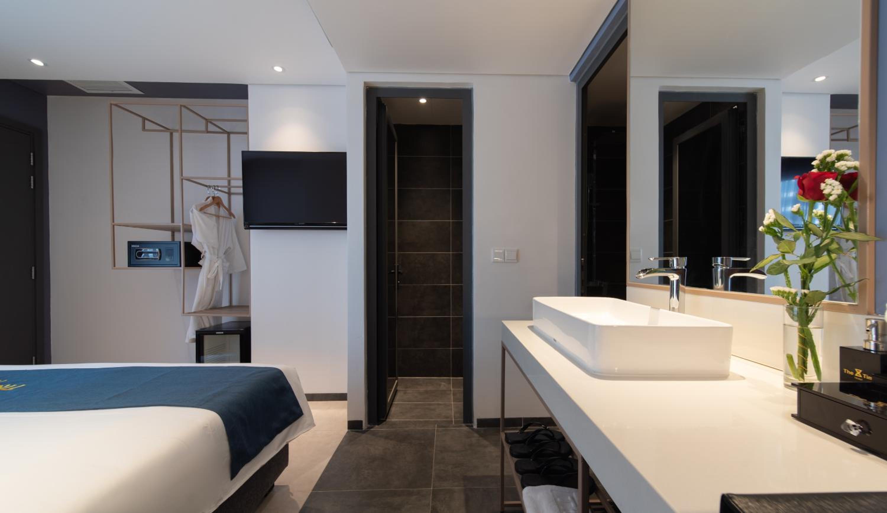 Deluxe Double or Twin Room with City View - Photo 14