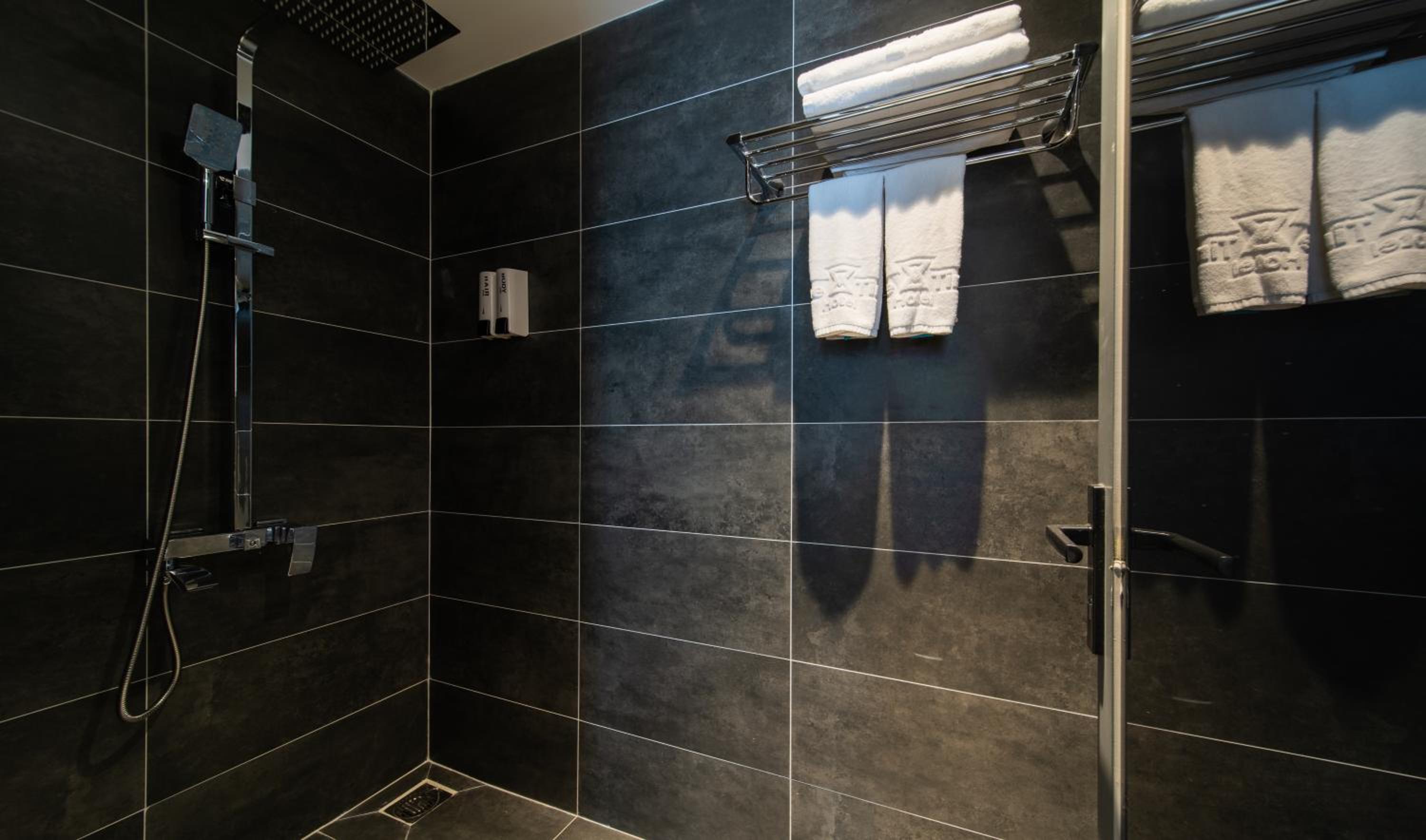 Deluxe Double or Twin Room with City View - Photo 17