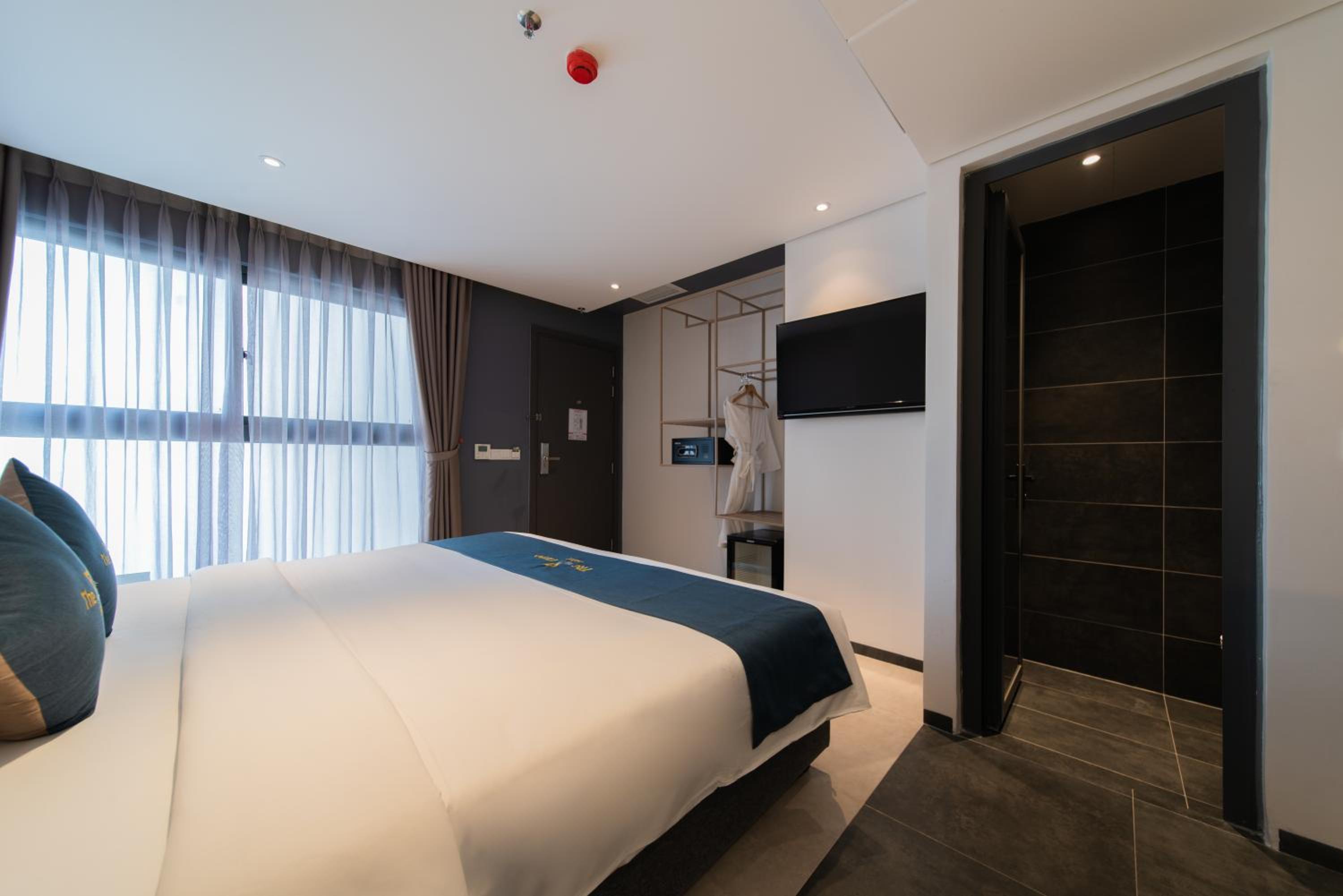 Deluxe Double or Twin Room with City View - Photo 3