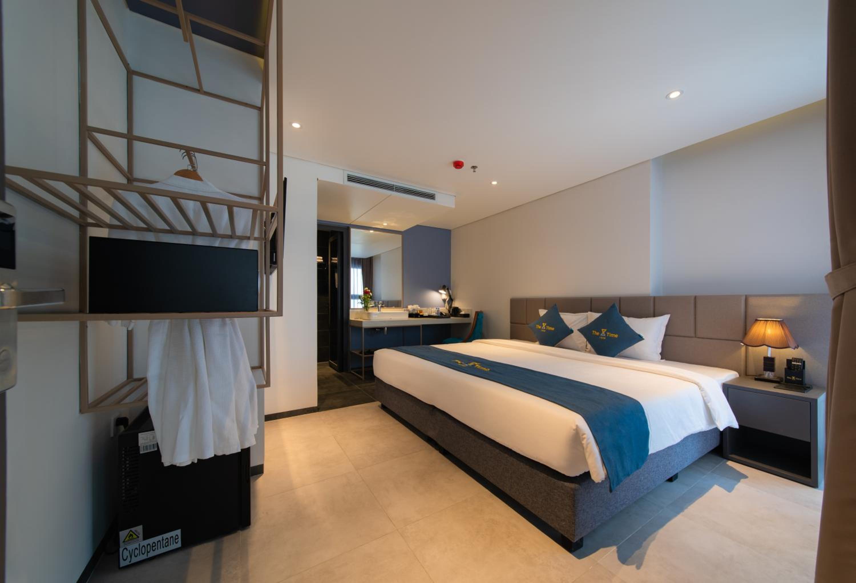 Deluxe Double or Twin Room with City View - Photo 7