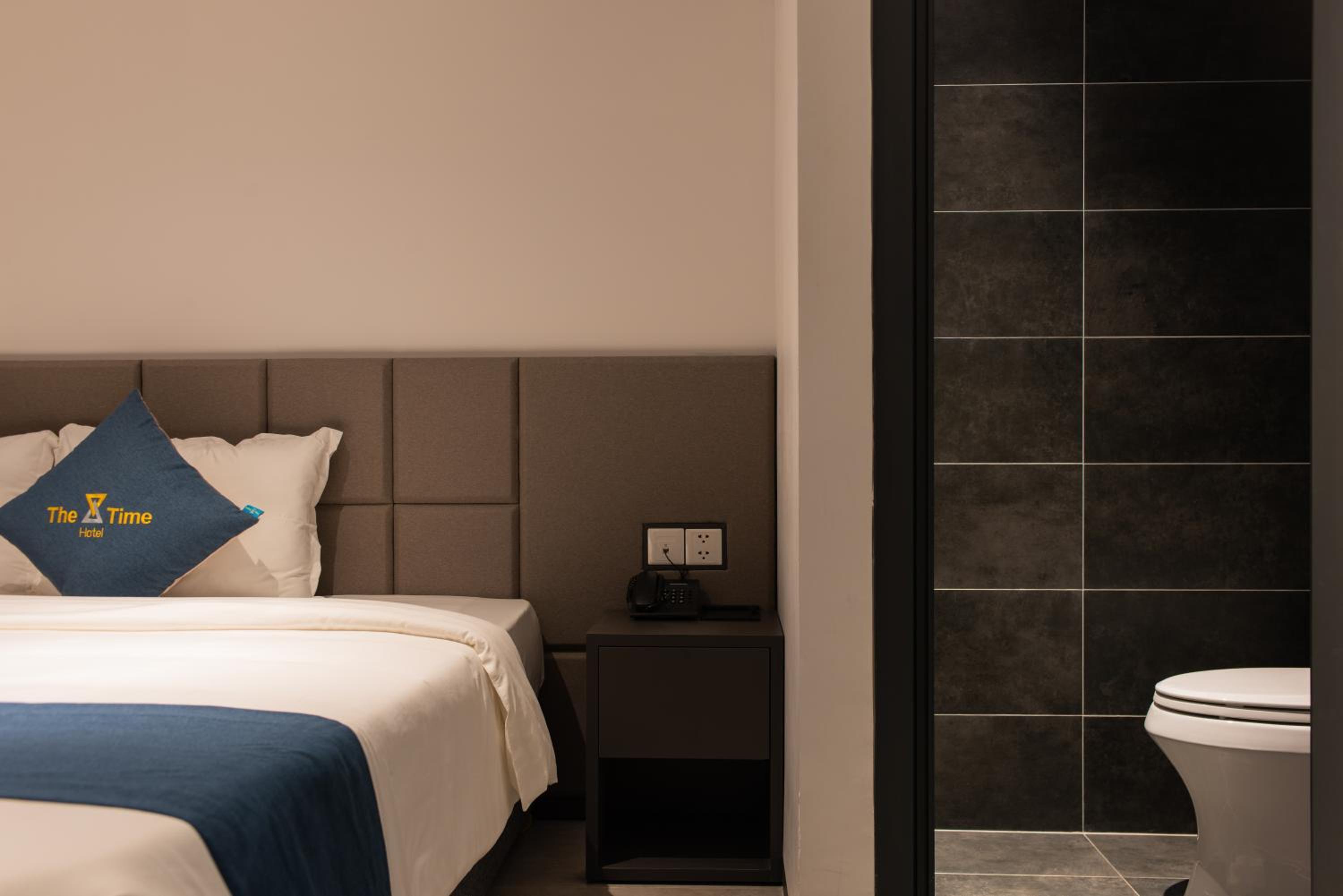 Double or Twin Room with City View - Photo 12