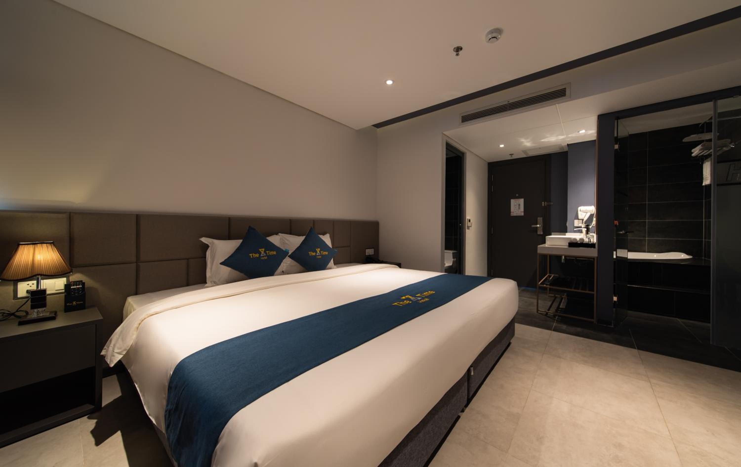 Double or Twin Room with City View - Photo 7