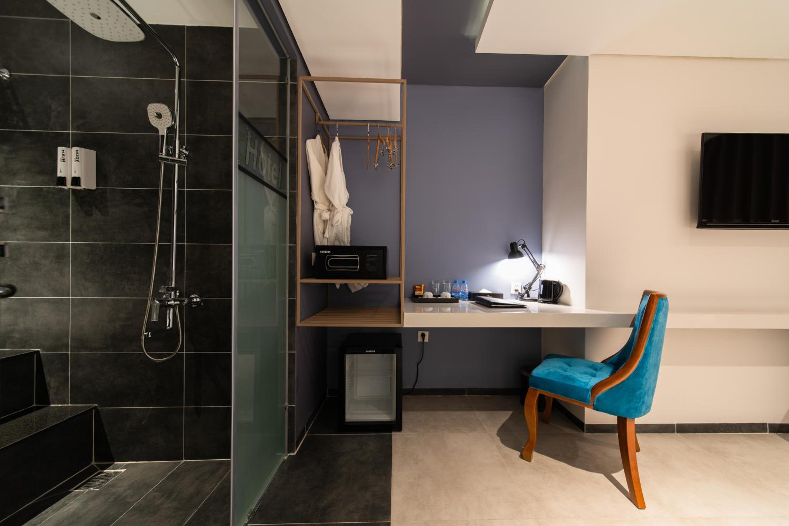 Double or Twin Room with City View - Photo 14