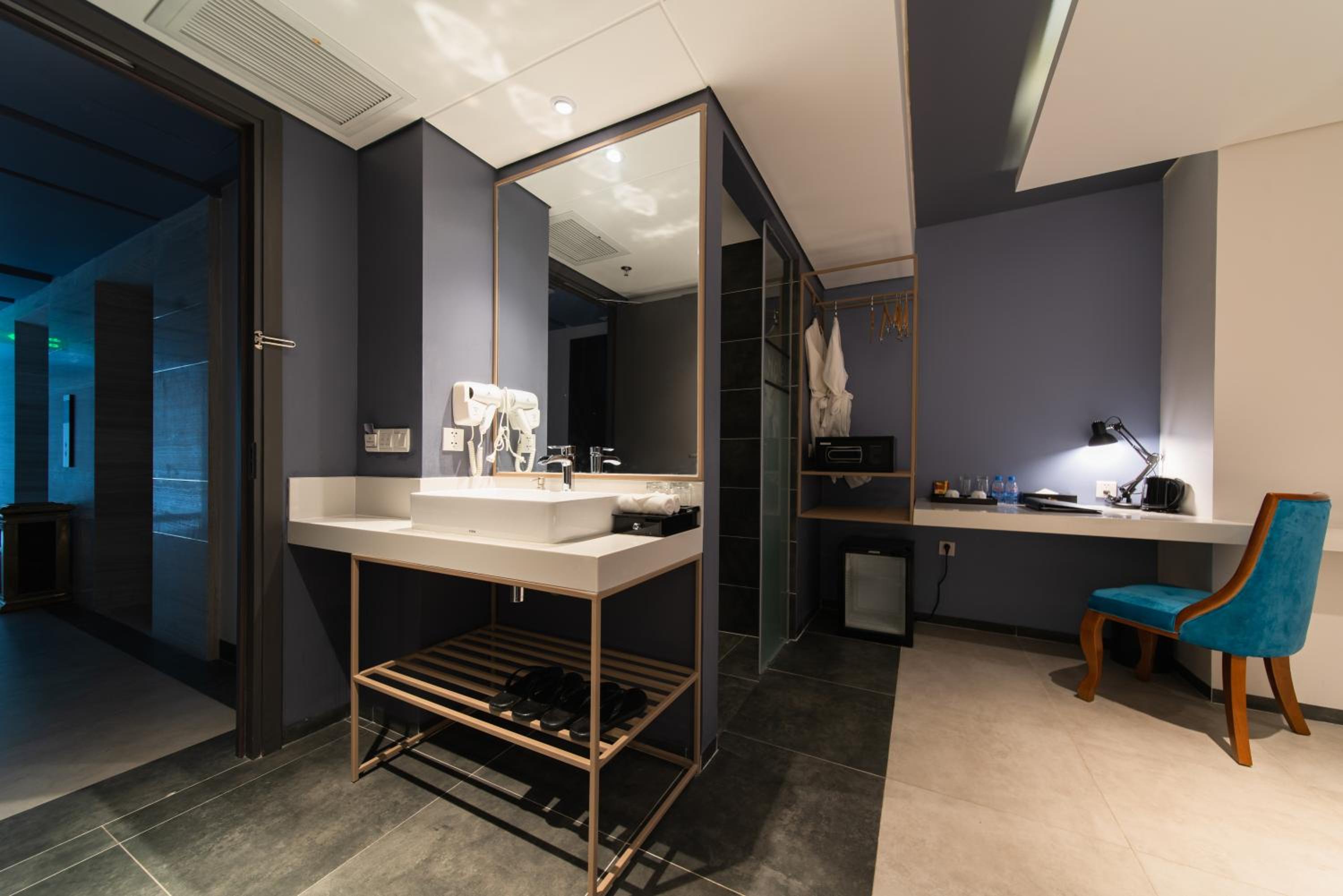 Double or Twin Room with City View - Photo 13
