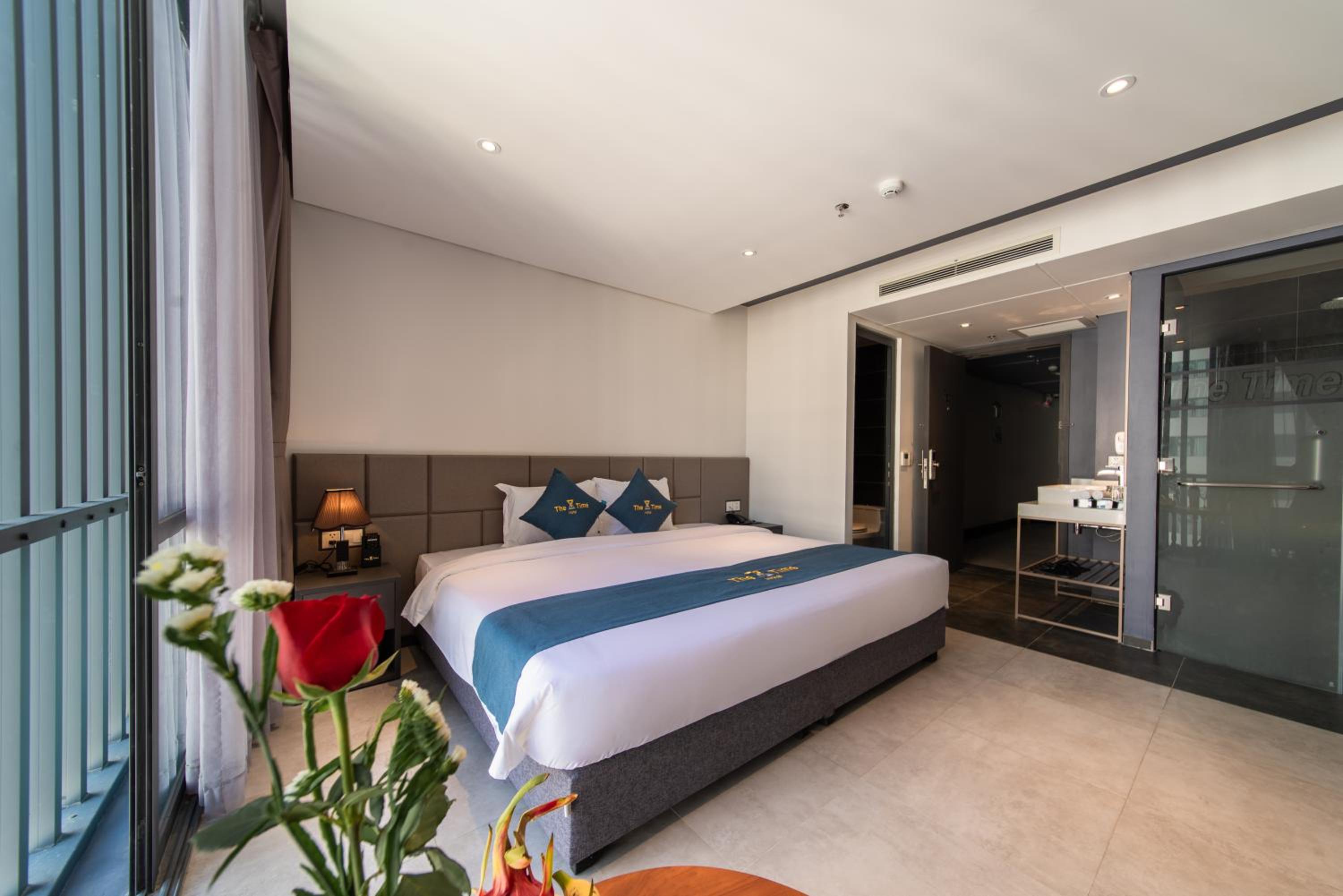 Double or Twin Room with City View - Photo 5