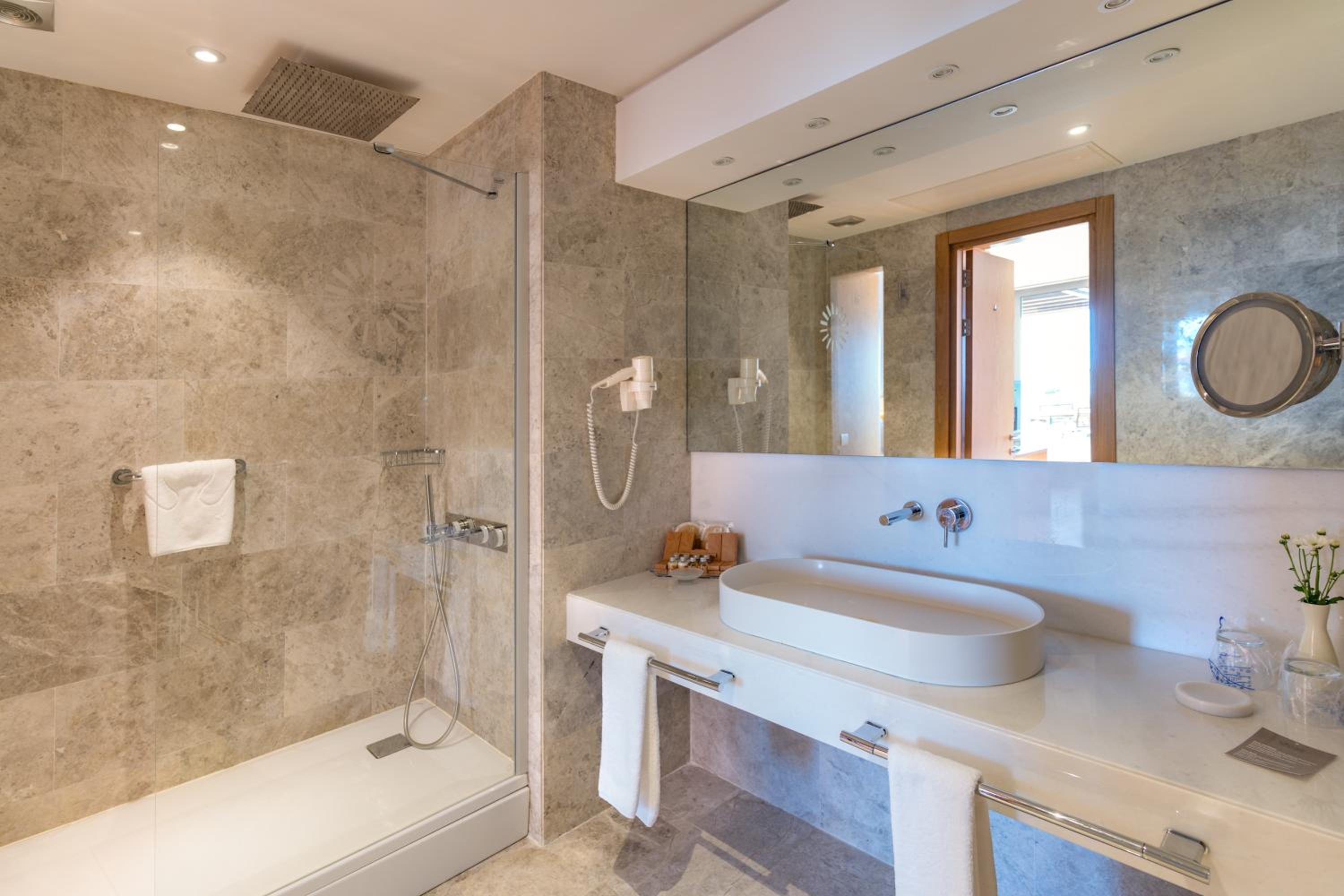 Suite with Sea View - Photo 12
