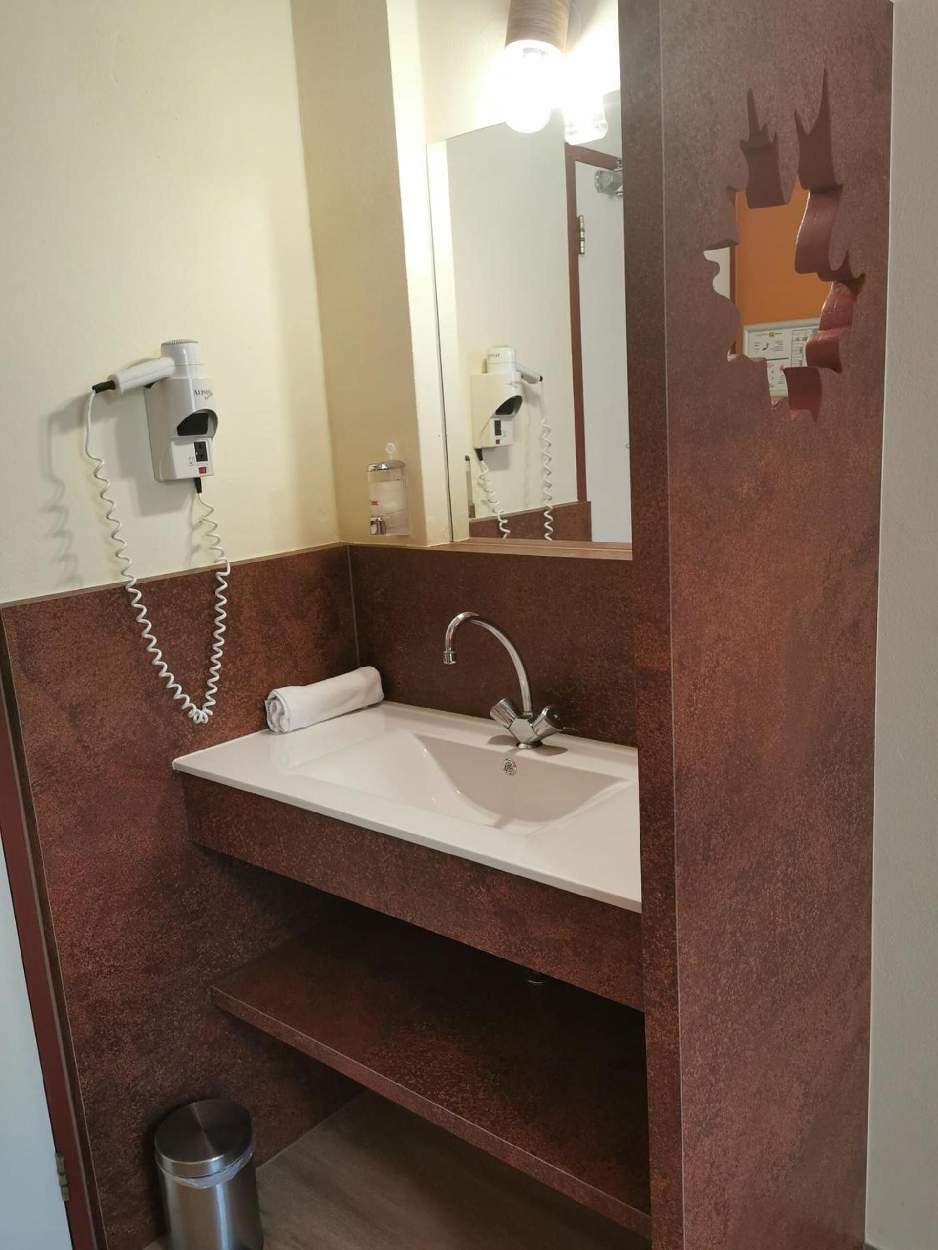 Standard Double Room - Photo 6
