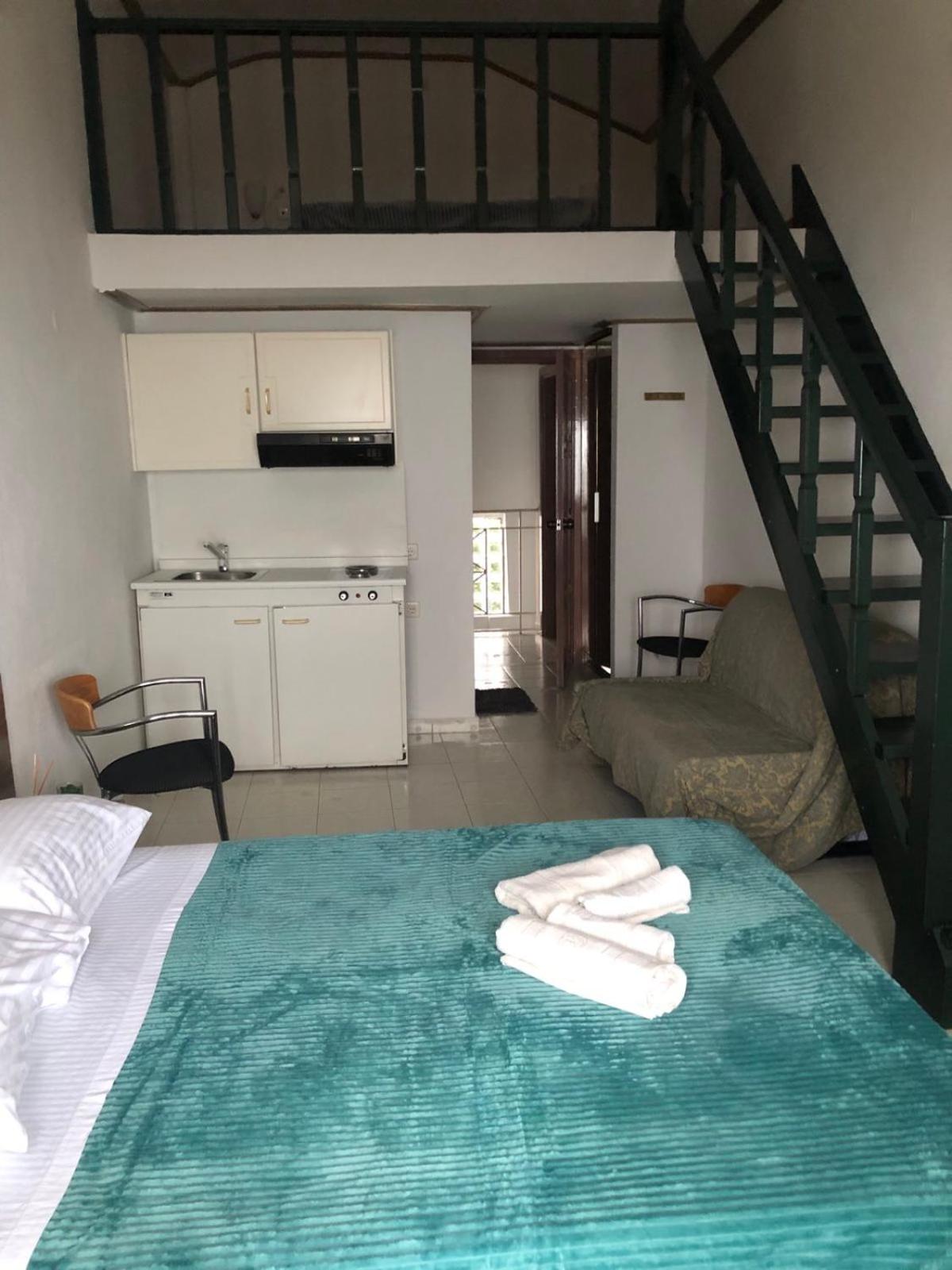 Deluxe Suite with Sea View - Photo 42